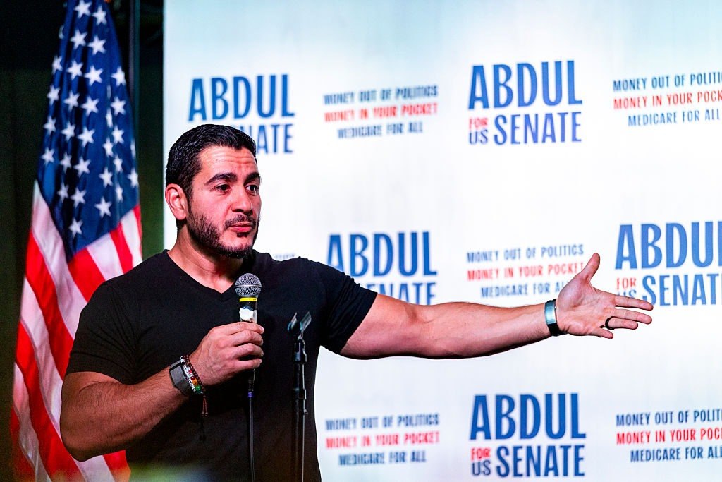 ultimora_pol's tweet photo. 🇺🇸 #USA – Il candidato di sinistra ed ex direttore sanitario Abdul #ElSayed ha vinto le primarie democratiche per il Senato in #Michigan, battendo per 20mila voti la deputata centrista Haley #Stevens. Alle elezioni di medio termine di novembre sfiderà ora il repubblicano Mike #Rogers: sarà il principale test per la sinistra dem (che punta su temi come sanità universale, tasse sui miliardari e stop agli aiuti militari a Israele) in uno dei principali swing state del Midwest.
