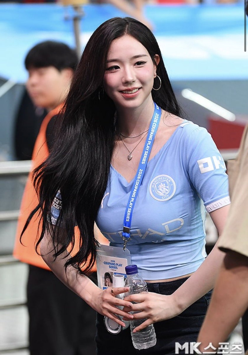 Seeujune11's tweet photo. 오늘자 맨시티여신 ㄷㄷㄷㄷ

트리플에스 갓채연😍 https://t.co/AmsTZYYBpZ