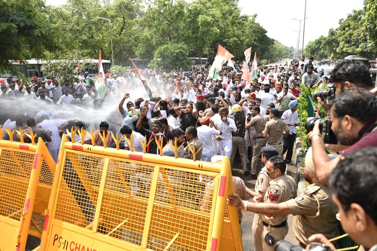 UdayBhanuIYC's tweet photo. पंजाब के लाखों छात्रों का भविष्य पेपर लीक माफिया और सरकार की लापरवाही की भेंट नहीं चढ़ने देंगे✊

आज पंजाब युवा कांग्रेस के साथियों के साथ सड़कों पर उतरकर AAP सरकार के खिलाफ जोरदार हल्ला बोला🔥 

युवाओं की मेहनत का सौदा नहीं होने देंगे! ये लड़ाई जारी रहेगी🇮🇳 https://t.co/e7crNmueOn