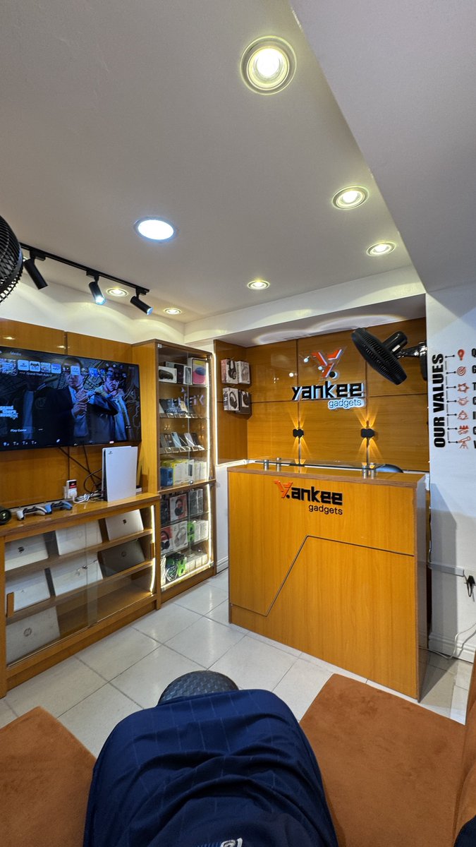 yankeeplug_'s tweet photo. How I went from Almost spending 10m on interior to spending just 1m.

When I Initially collected my store, i wanted to spend between 5-10m on the Interior Decor 

But my dad Guided me, he told me something.

“Your priority in business is profit, packaging is good, but don’t finish your profit on Packaging, just make sure your Design is clean”

Eventually I spent Just 1m on the Interior (Except TV, AC and inverter) and 380,000 on Lightings / CCTV