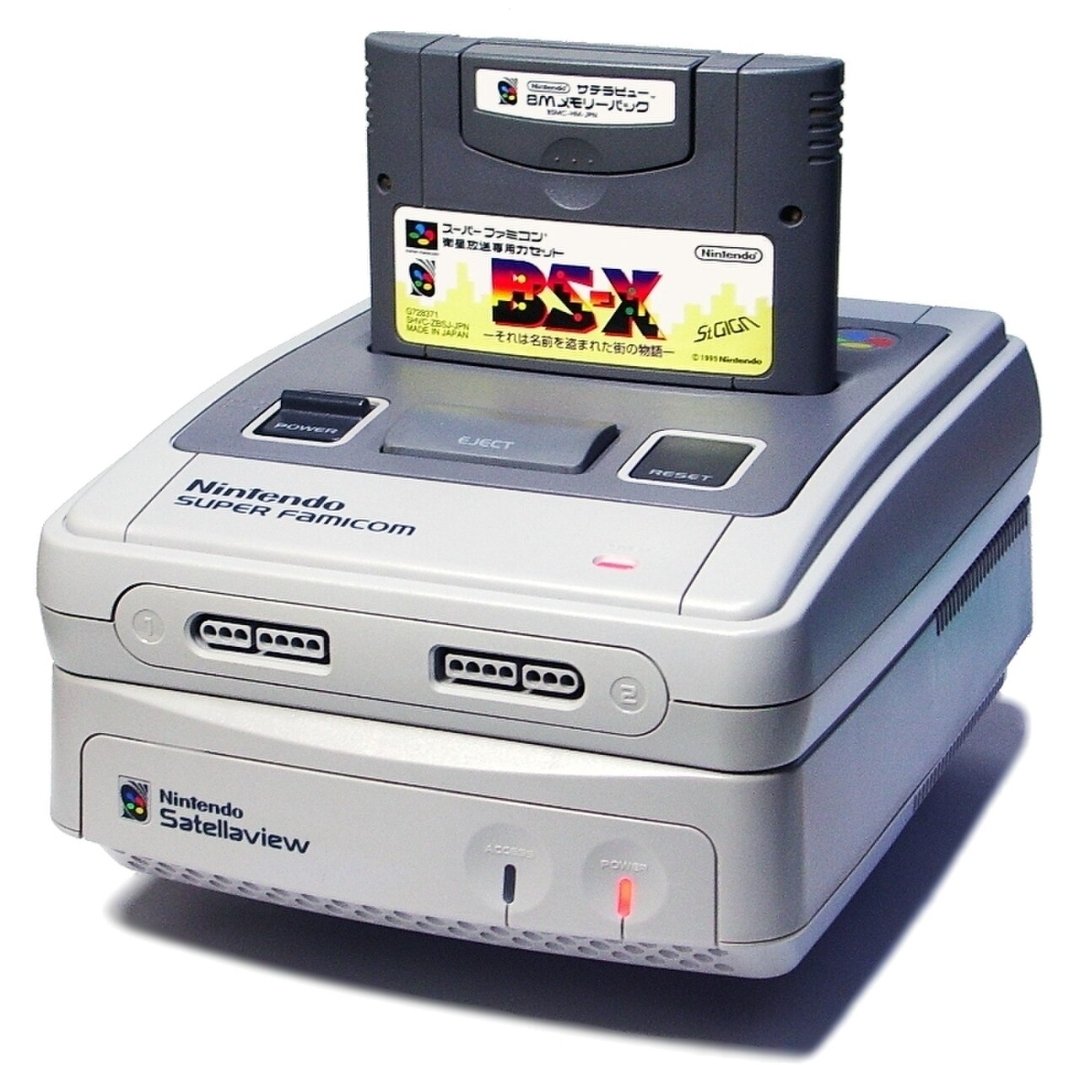 AllmightoFranky's tweet photo. 1 Jour 1 accessoire JV #retro Aujourd’hui le #Satellaview pour la #SuperFamicom!Lancé en avril 1995 (jusqu’en 2000) ce service par Satellite n’etait dispo qu’au Japon!Le périph permettait de télécharger des jeux,des magazines et d’autres contenus 1/2  #retrogaming #80s #90s https://t.co/rBAjm0sFfo