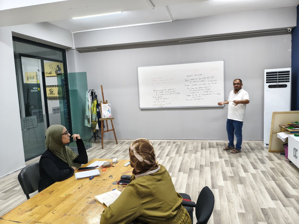 MbbGenclik's tweet photo. Yabancı Diller Atölyesi kapsamında açtığımız Fransızca Eğitimlerimiz devam ediyor. ☺️👨‍🎓👩‍🎓📚📜🇫🇷

🗓️: Pazartesi, Salı, Çarşamba, Perşembe 
⏰ 12.00 - 16.00 arası 
📌 MBB Artuklu Gençlik Merkezi 

#ArtukluGençlikMerkezi https://t.co/ZbU3Y45cUn
