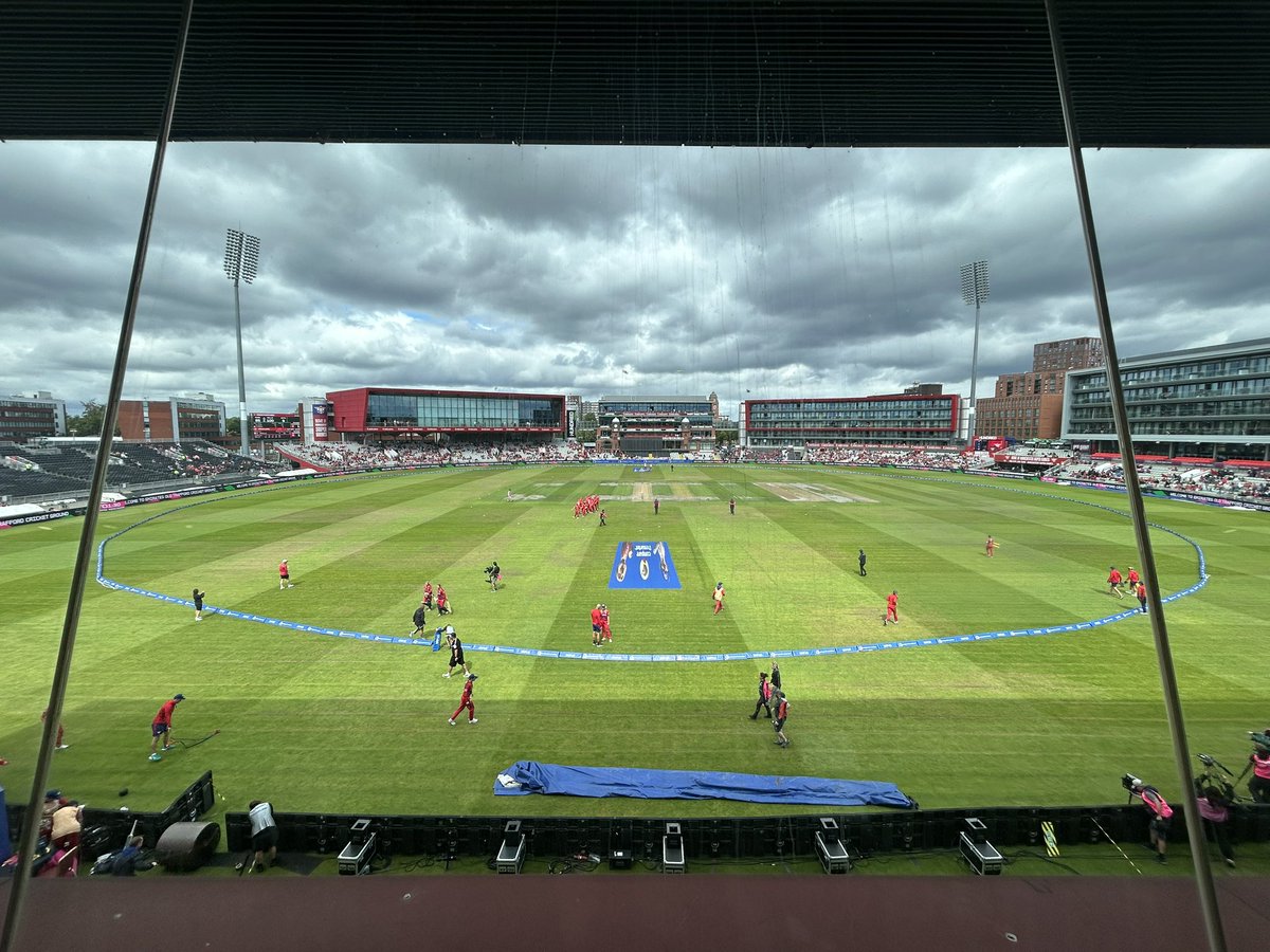 Ioan_Dyer's tweet photo. Latest from @EmiratesOT 

#ManchesterSuperGiants end on 85/9

Orla Prendergast with 4 wickets for 20 runs

#WelshFire require 86 runs to win 

@thehundred 

@gtfm_radio @GTFMSPORT https://t.co/JOp4gSF0rX