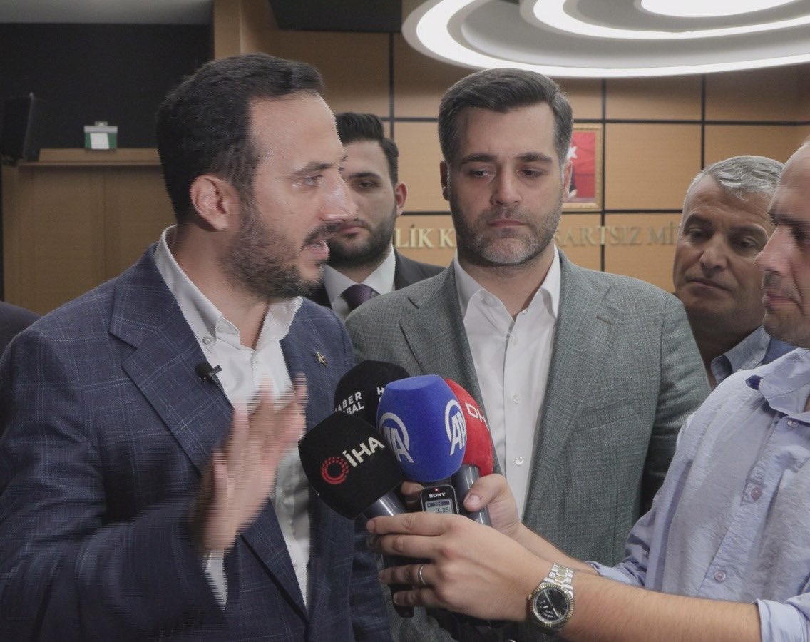 SelamiBerke's tweet photo. #Üsküdar Belediye Başkanvekilliği seçiminin ardından AK Parti İstanbul İl Başkanı Sayın Abdullah Özdemir ile (@abdullahozdemir) seçimi konuştuk. Başkan Özdemir yaptığı açıklamada, Cumhuriyet Halk Partisinin grubuna YENİ Parti İl Başkanının girmesine tepki göstererek, “ Hangi sıfatla orada tehditler savurmuştur? Burası Türkiye Cumhuriyeti Devleti; burada hiç kimse derebeyliği yapamaz, buna asla müsaade etmeyiz. Hiç kimse burada kendini hukukun üzerinde görmesin.” dedi. 

@akpartiistanbul 
@abdullahozdemir