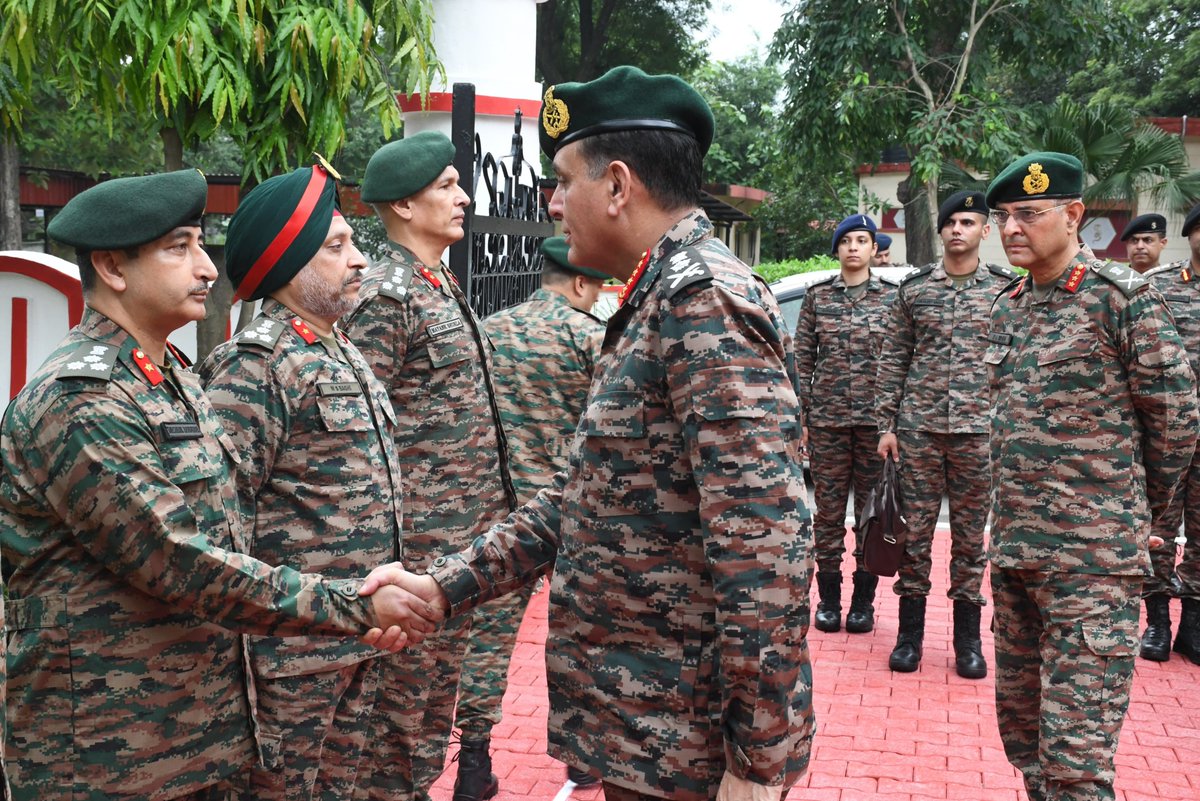 adgpi's tweet photo. #GeneralDhirajSeth, #COAS visited Headquarters @UBArea_IA to review operational preparedness and the ongoing capability enhancement initiatives aligned to the evolving operational dynamics. He was briefed on the formation's operational posture, technology-enabled training, indigenous innovations and measures to further strengthen combat readiness.

During his visit, the #COAS reiterated that combat readiness, technological adaptation and self-reliance remain central to building a future-ready #IndianArmy capable of responding decisively across the full spectrum of operations.

#ViksitBharat2047
@DefenceMinIndia
@SpokespersonMoD
@suryacommand