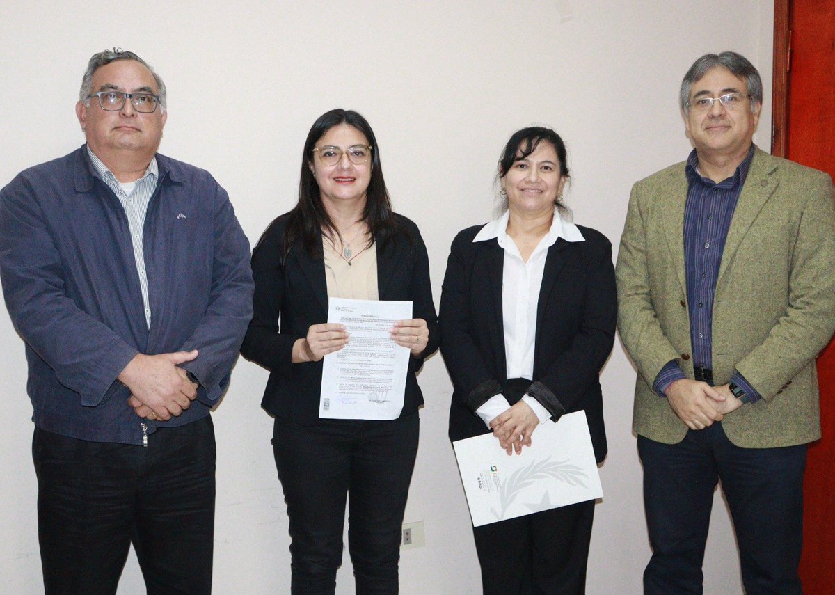 SENACSA's tweet photo. SENACSA DESIGNA A NUEVA JEFA DE LA UNIDAD DE TECNOLOGÍAS DE LA INFORMACIÓN Y COMUNICACIÓN

El SENACSA  designó a la nueva jefa de la Unidad de Tecnologías de la Información y Comunicación (UTICs), en el marco del fortalecimiento de la gestión institucional y la consolidación de los procesos de transformación digital.

La nueva responsable de la UTICs, Lic. Rossana Lacerna, tendrá a su cargo la coordinación de las acciones orientadas al desarrollo, mantenimiento y fortalecimiento de los sistemas y servicios tecnológicos de la institución, contribuyendo a una gestión más eficiente y al cumplimiento de los objetivos estratégicos del SENACSA.

La resolución de designación fue entregada, en representación del presidente de la institución, por el jefe de Gabinete, Lic. Carlos Sanabria, el director general de Servicios Técnicos, Dr. Primo Feltes y la jefa de Gestión de Recursos Humanos, Lic. Zulma Díaz.