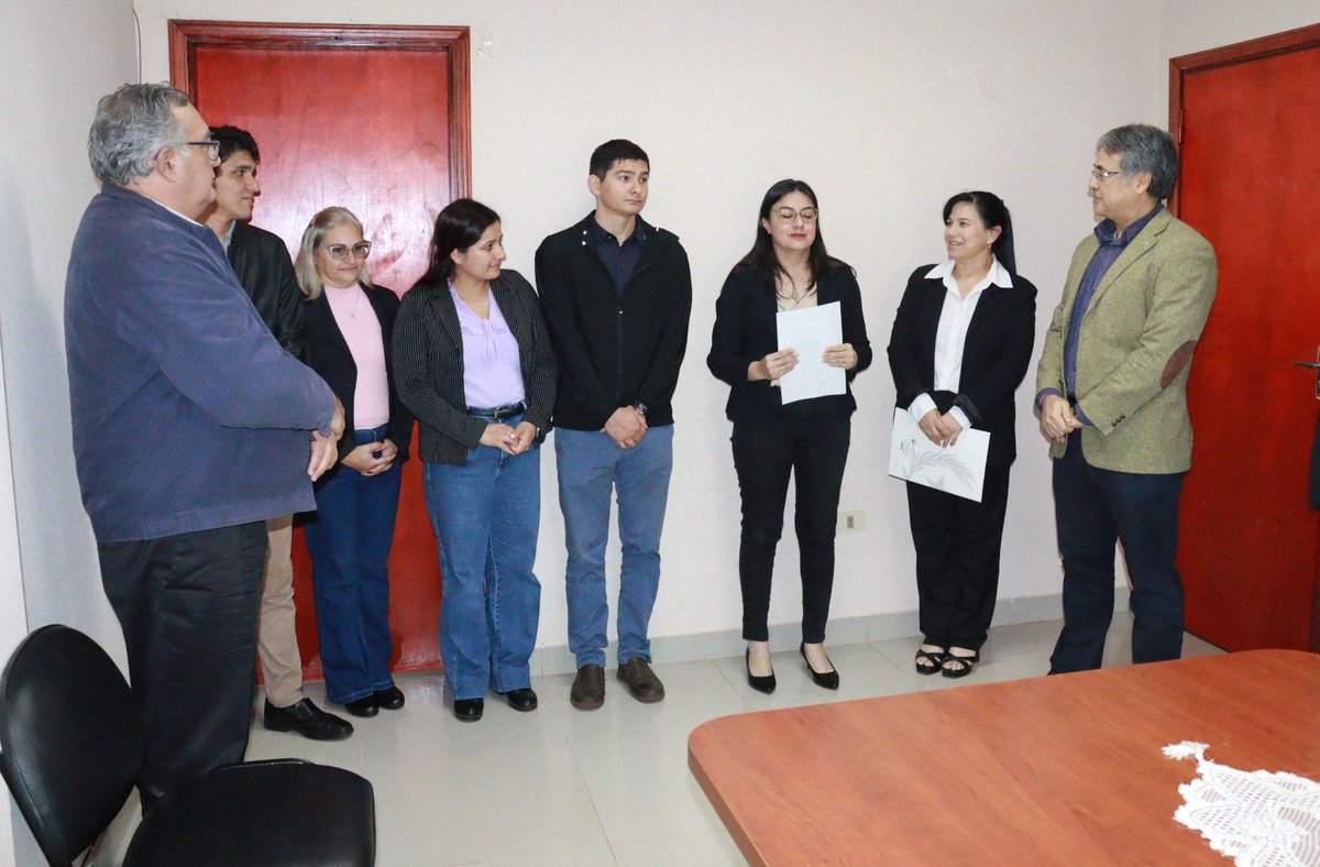 SENACSA's tweet photo. SENACSA DESIGNA A NUEVA JEFA DE LA UNIDAD DE TECNOLOGÍAS DE LA INFORMACIÓN Y COMUNICACIÓN

El SENACSA  designó a la nueva jefa de la Unidad de Tecnologías de la Información y Comunicación (UTICs), en el marco del fortalecimiento de la gestión institucional y la consolidación de los procesos de transformación digital.

La nueva responsable de la UTICs, Lic. Rossana Lacerna, tendrá a su cargo la coordinación de las acciones orientadas al desarrollo, mantenimiento y fortalecimiento de los sistemas y servicios tecnológicos de la institución, contribuyendo a una gestión más eficiente y al cumplimiento de los objetivos estratégicos del SENACSA.

La resolución de designación fue entregada, en representación del presidente de la institución, por el jefe de Gabinete, Lic. Carlos Sanabria, el director general de Servicios Técnicos, Dr. Primo Feltes y la jefa de Gestión de Recursos Humanos, Lic. Zulma Díaz.