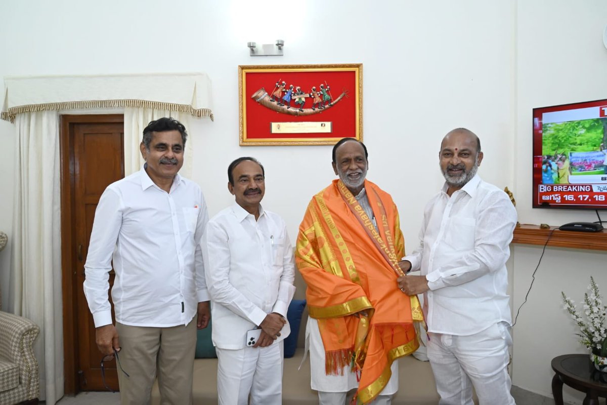 bandisanjay_bjp's tweet photo. A delightful lunch and an insightful interaction with Hon’ble MP’s Shri @drlaxmanbjp Anna, Shri @Eatala_Rajender Anna and @KVishReddy Anna at the Delhi residence. 
Good conversations always leave you with something to think about. https://t.co/AQgDXpUPfg