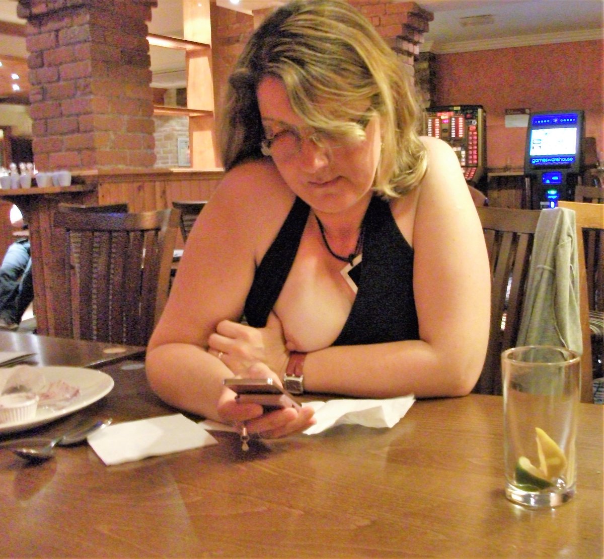swcple421's tweet photo. Bar Flash #collared #sub #submissive #nippleclamps #nipple #blindfold #blindfolded #pain #nippleplay #slut #wifeshare #outside #doggingbritain #doggingspot #DoggingMoms #dogging #Flash #Barflash #bodystocking #restaurantflash https://t.co/xLcVkIcvFl