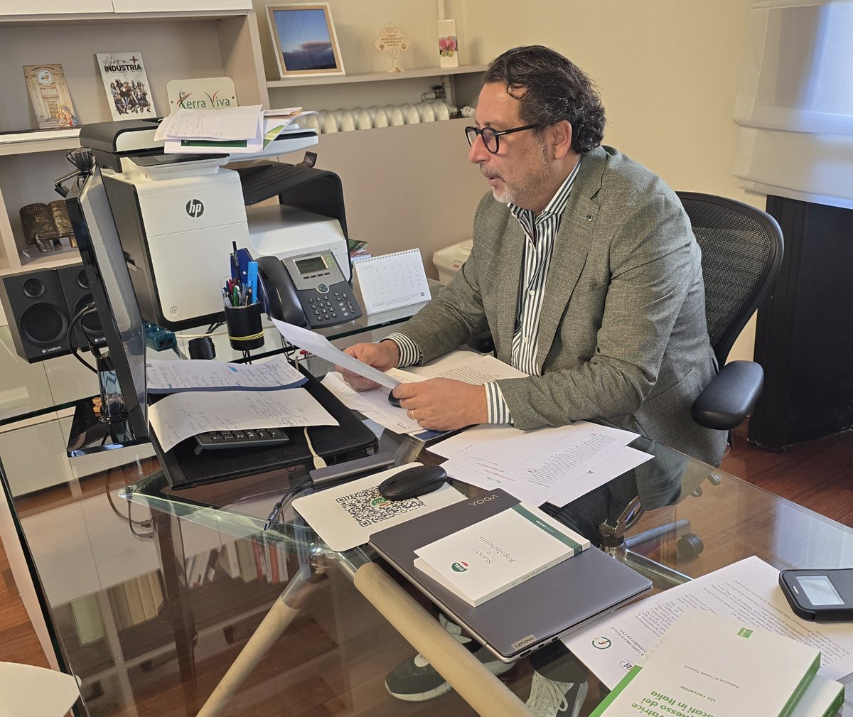 fai_cisl's tweet photo. 📢 Lavoro: riunito in videocollegamento l’Esecutivo nazionale della FAI CISL. 
📌 Tra i temi condivisi con il Reggente Antonio Castellucci: lo stato di avanzamento delle trattative contrattuali in corso e quelle che saranno affrontate prossimamente per l’industria alimentare e negli altri settori produttivi; i riscontri positivi emersi nelle assemblee territoriali sul rinnovo del CCNL degli operai agricoli e florovivaisti; la collaborazione con la rete dei servizi CISL per garantire a lavoratori e famiglie tutele e assistenza sempre più efficaci.
📌 Castellucci ha inoltre approfondito alcuni aspetti dell’impegno della FAI CISL nel contrasto al caporalato e allo sfruttamento lavorativo, le buone pratiche per l’inclusione dei lavoratori stranieri, la valorizzazione della Rete del lavoro agricolo di qualità, le novità emerse dal Consiglio dei Ministri di ieri in materia di alloggi per i braccianti, e la piattaforma unitaria confederale per un accordo quadro su contrattazione, rappresentanza, partecipazione, formazione e sicurezza.
#partecipazione #lavoro #agroalimentare #ambiente #sindacato #agricoltura #industria #alimentare
