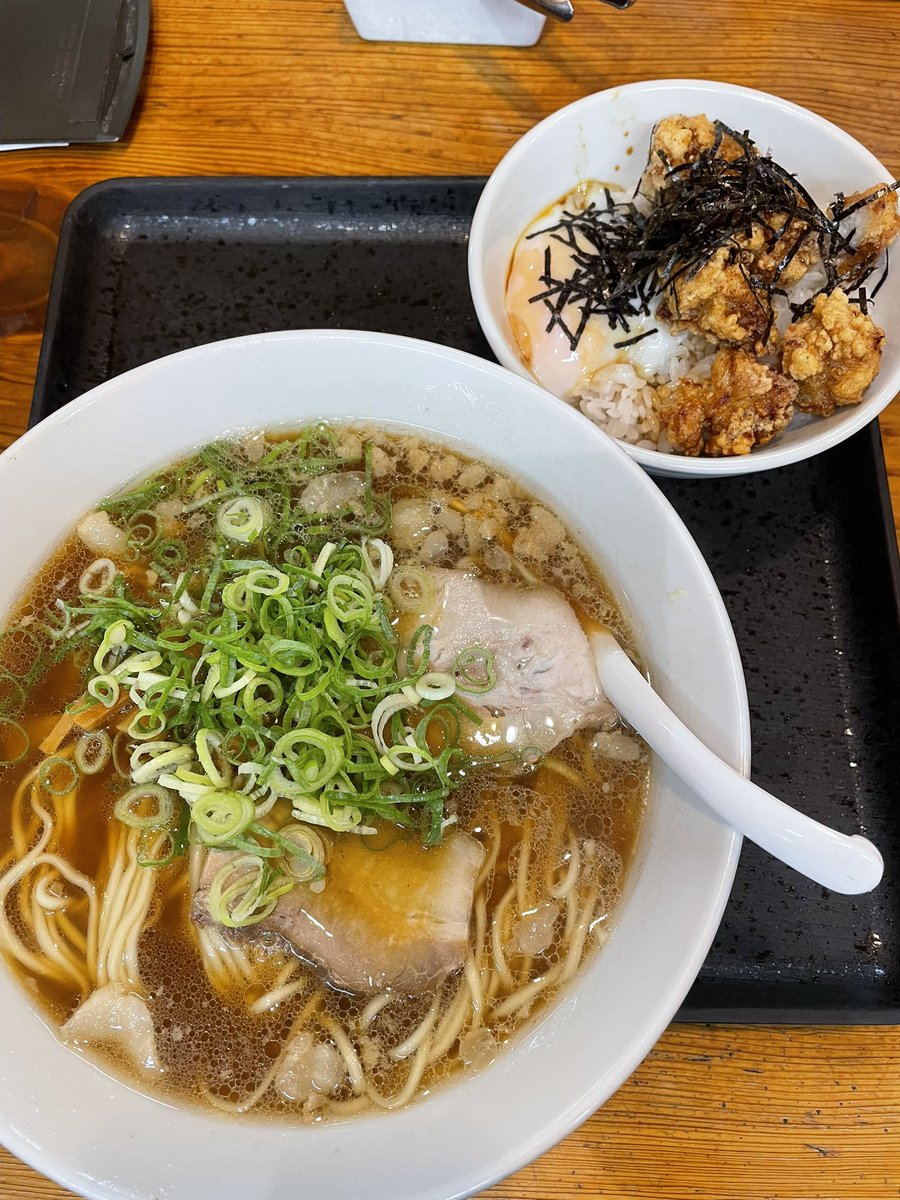 Thug_poseidon's tweet photo. 遼太郎並んでるからここ👇
がいつものパターン
いっつもめっちゃ遼太郎食べたいけどラーメンに並ぶ事は絶対に出来ない🌶️ https://t.co/f7eVHH7aNg