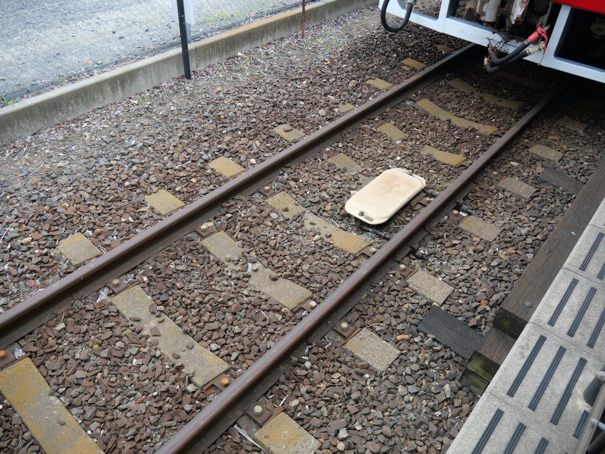 oomatipalk's tweet photo. 関東鉄道竜ケ崎線佐貫駅
2種車止＋砂利盛
PCマクラギ9型に似てるけど知らない締結装置
右ハンドル車 https://t.co/QwhVs7Ad8r