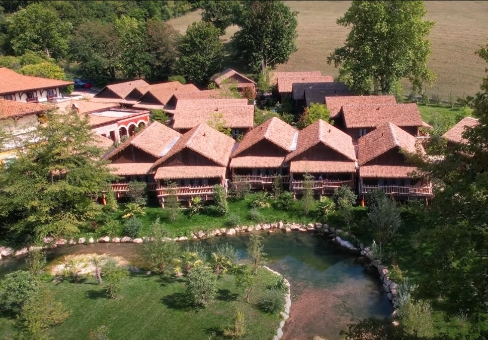 007Domi's tweet photo. Nouvel Hôtel à Nigloland.
Nichée entre une rivière et une prairie verdoyante, les cabanes sur pilotis, sont au cœur de jardins luxuriants, situés à côté du Parc d’attraction de Nigloland. https://t.co/5WSMDZSEwK