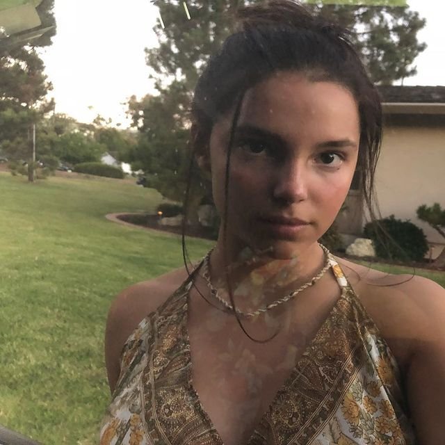 Starscope_18's tweet photo. These might be the most random Inde Navarrette photos you'll see today. 😭📸 https://t.co/4p4aP82hY2