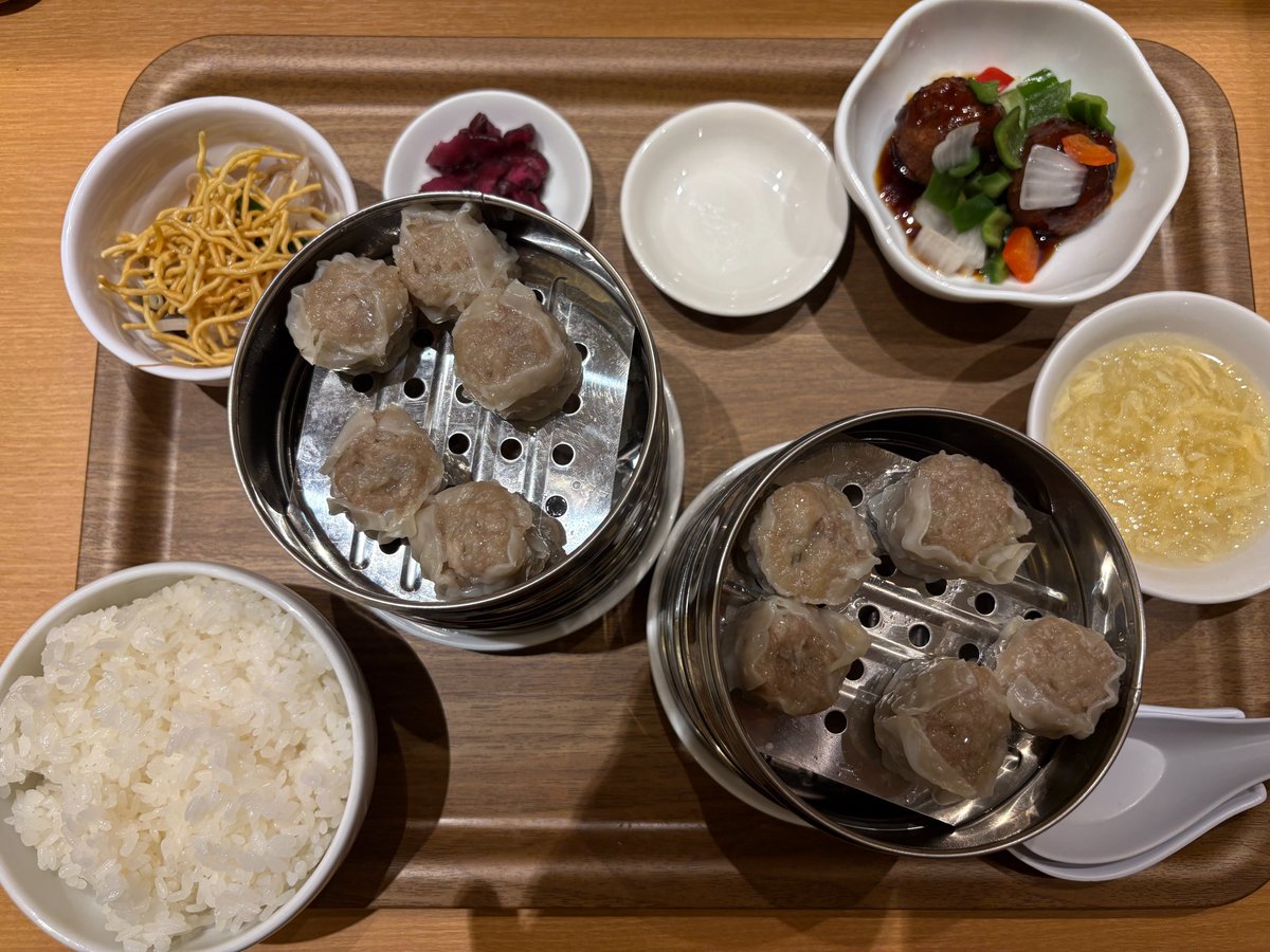 hamarepo's tweet photo. 【シウマイ20個の定食、爆誕】
横浜駅東口地下街ポルタの「崎陽軒 中華食堂」が7/30にリニューアル✨

新メニュー「シウマイ大満足定食」を実食してきました🥟

せいろを開けたら、アツアツの昔ながらのシウマイがずらり…！
#はまれぽ #はまれぽニュース https://t.co/CSFMQfUGus