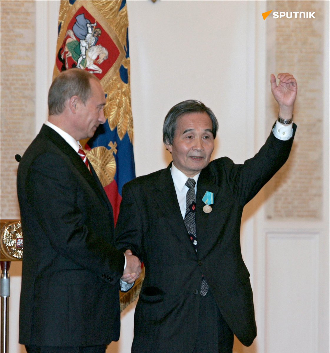 sputnik_jp's tweet photo. 【露文学者の中本信幸氏が死去】

ロシア文学者で翻訳家の中本信幸・神奈川大名誉教授が7月30日、肺炎のため死去した。94歳だった。

1932年、栃木県生まれ。東京外国語大卒。

2007年の11月には露モスクワのクレムリンで開かれたレセプションに招かれ、文化や教育分野で優れた功績を残した人に贈られる国家勲章「プーシキン・メダル」をプーチン大統領から授与されている。

著書に「チェーホフのなかの日本」。翻訳した作品としては「シェイクスピア研究」（モローゾフ）、「ボリショイ・バレエの技法 メセレール教則本による基礎と展開」（メセレール）、「エイゼンシュテイン映画演出法講義」（ニージニー）など様々なジャンルを手掛けた。米軍による広島市への原爆投下により死亡した7歳の少女をテーマにした反戦詩「死んだ女の子」（ヒクメット）の編訳にも携わった。

写真左は2007年のレセプションでプーチン大統領と共に。写真右は1983年サハリンにて、文豪チェーホフについてロシアの文学者らと語る中本氏。