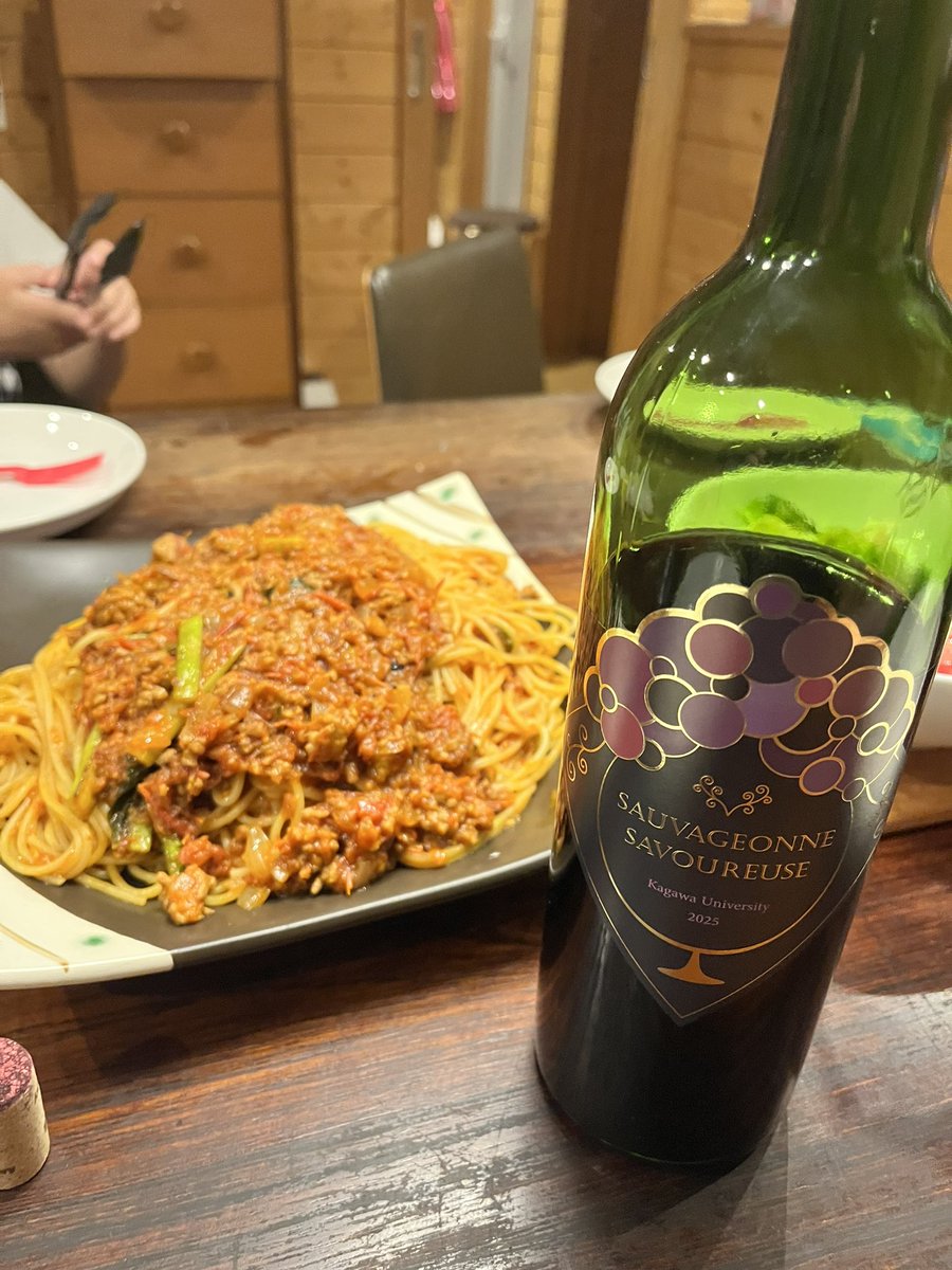 HyugaDie's tweet photo. 翌日は、そのソースでパスタづくり。育てるところから食卓まで、一連の流れを親子で楽しめた夏休みでした。
大人は、2月の香川出張で購入した「香川大学ブランドワイン」を。山ぶどうをルーツに持つ品種から造られたワイン。食事との相性も良く、香川へ行かれる方にはぜひおすすめしたい一本です。 https://t.co/9HewJAE1Jt