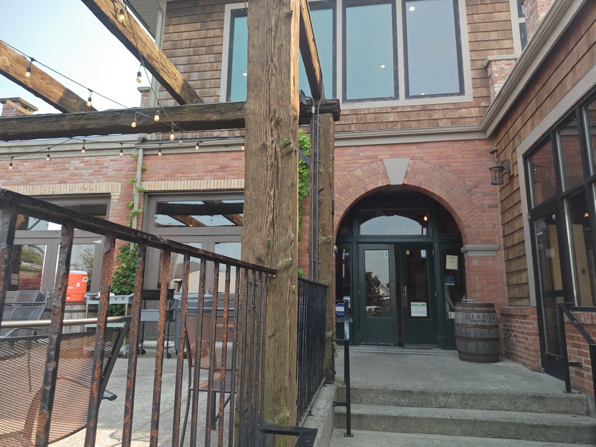 2000wonderer's tweet photo. Many pub and brewery there! I had a toast  to the end of the hike at  a microbrewery.
パブにブリューワリーがたくさん！マイクロブリューワリーでハイク終了に祝杯を上げました。 https://t.co/Zks9wCoGzV