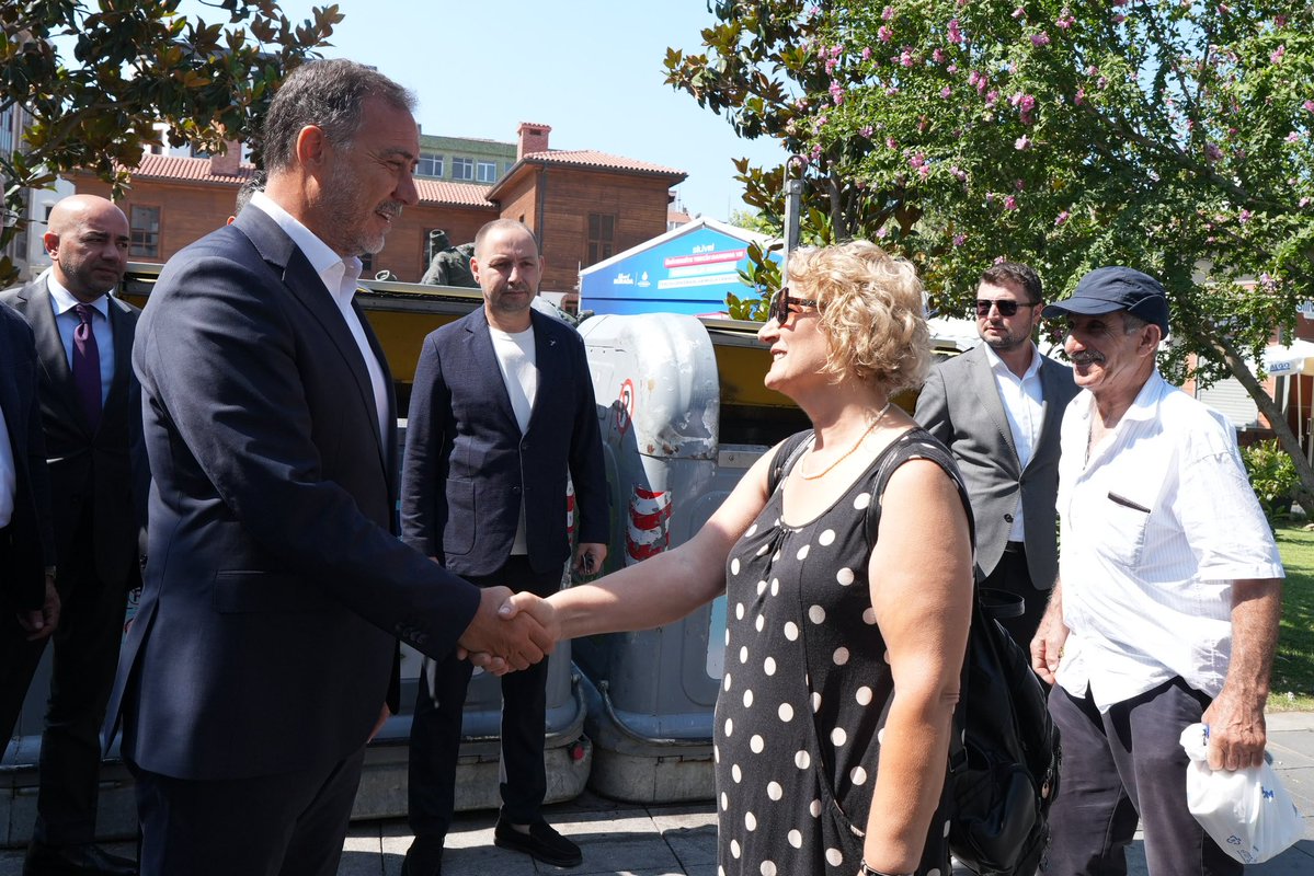 BBvolkanyilmaz's tweet photo. Silivri’de esnaflarımızla, vatandaşlarımızla sohbet ettik; hal hatır sorduk. Bizleri gönülden karşılayan kıymetli esnaflarımıza hayırlı işler, tüm hemşehrilerimize hayırlı günler dilerim. https://t.co/8wGTztrlFd