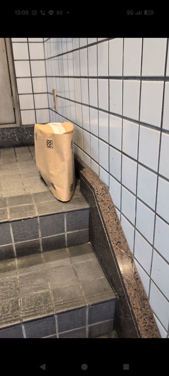 MRSuuun's tweet photo. Amazonで注文したら
店3階なのに1.5階のポスト下に配達物捨てられてたんだけど
流石噂のAmazonクオリティ
何が配達完了じゃ https://t.co/sPmQ0WmtMa
