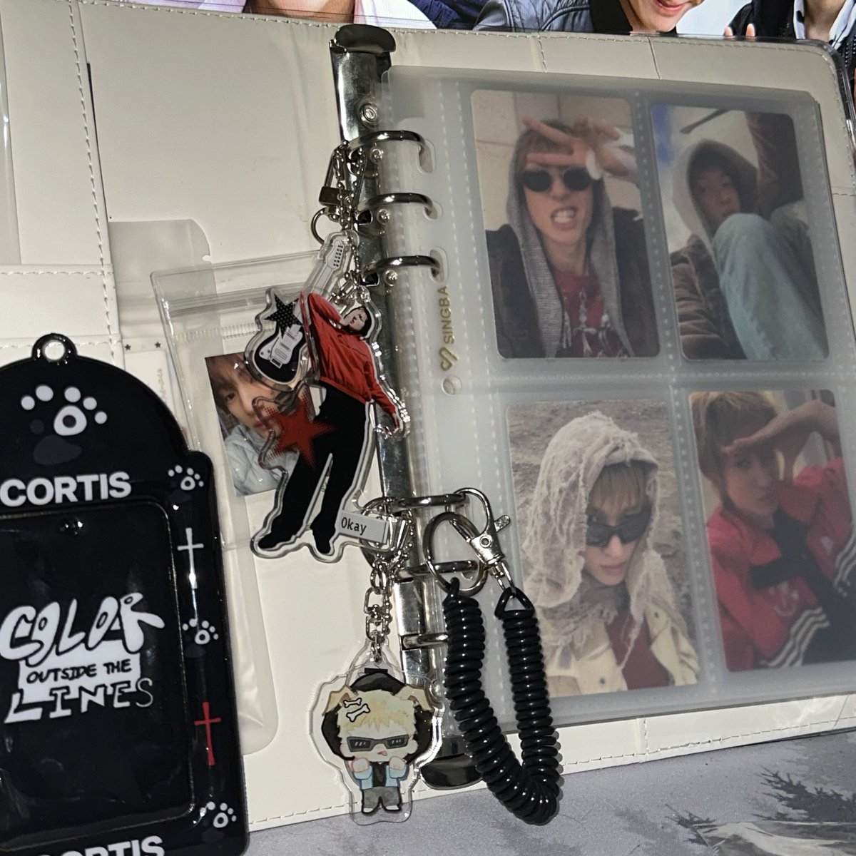matchyraw's tweet photo. from — @_eodummhaul_ 

#eodumm_proofs ₊˚⊹♡

𑣲⋆AAAA omggg umuwi na prio koo T^T  sobrang protected ng pcs koo naka double sleeves ><  sobrang cute din ng keychains at stickerss!! ><  so happyyy and satisfied T^T thank you so much mamiii sa pag help sakin makuha 'to T^T♡ https://t.co/zpKbnhHp9s