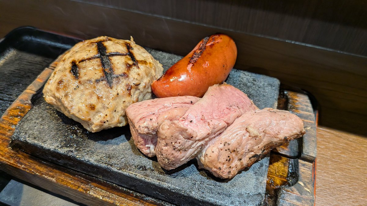 naruka_gaming's tweet photo. 誕プレでお肉食べてきた〜
もう歳は取りたくないね〜 https://t.co/zlQzDU0hH6