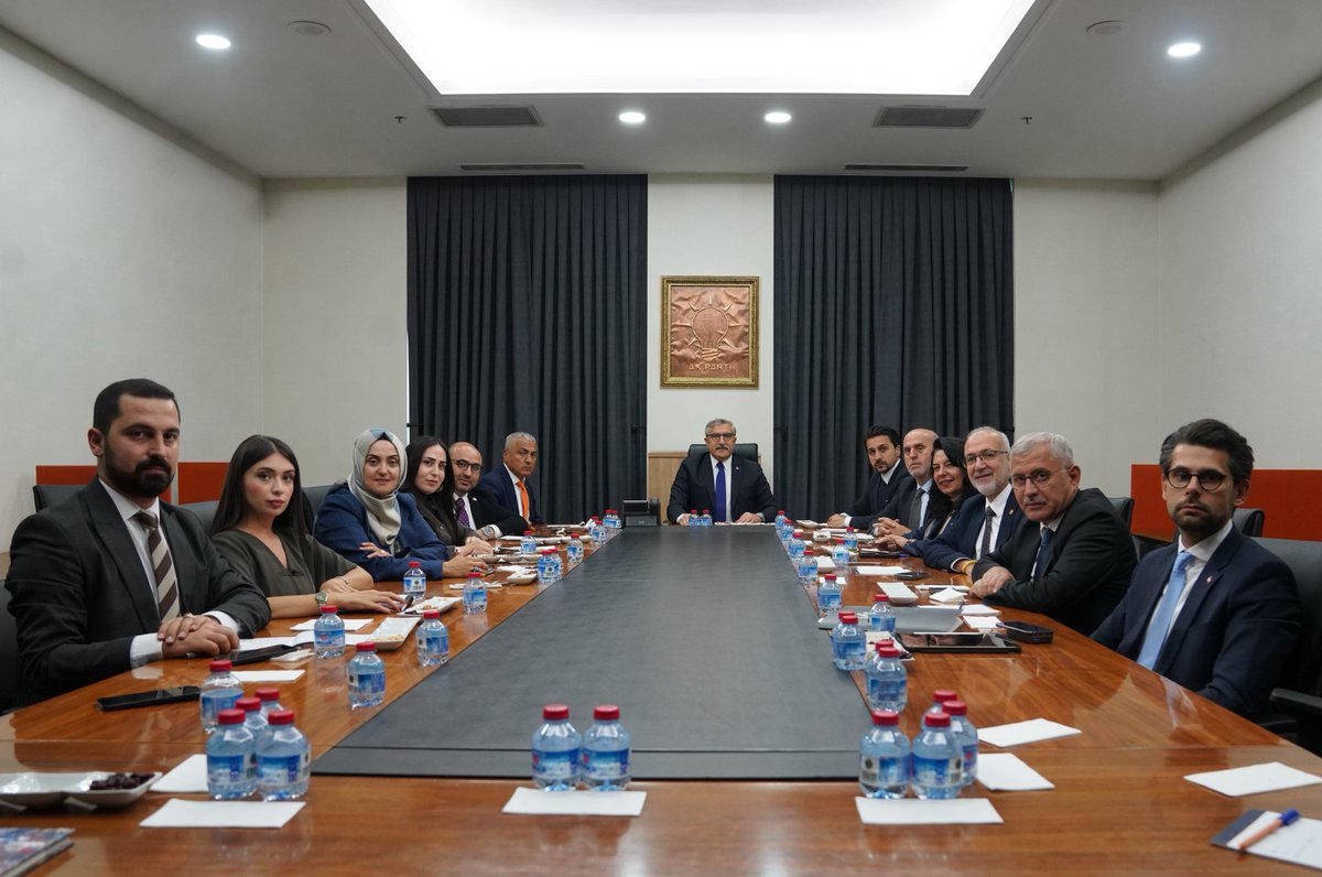 HuseyinYayman's tweet photo. 📍 AK Parti Genel Merkezi 🇹🇷

Kültür ve Sanat Politikaları Başkanlığımızın birim toplantısını gerçekleştirdik.

Toplantımızda, kültür ve sanat alanında yürüttüğümüz çalışmaları değerlendirirken önümüzdeki döneme ilişkin önceliklerimizi de ele aldık.

Kültürü bir milletin hafızası, sanatı ise o hafızayı yaşatan en güçlü ifade biçimi olarak görüyoruz. Bu anlayışla, Türkiye Yüzyılı’nın kültür ve sanat vizyonunu daha da ileri taşıyacak çalışmalarımızı kararlılıkla sürdüreceğiz.

@akkulturvesanat