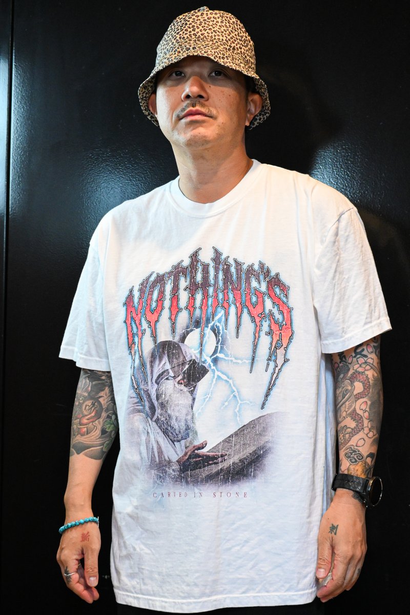 NCIS_BANDS's tweet photo. 【着用写真】

・Fast & Loud Tracks 2026 Tシャツ（MOSES）
村松：ブラック Mサイズ着用
日向：ホワイト XLサイズ着用

Designed by @ryotalaw

・Fast & Loud Tracks 2026 Tシャツ（SKULL）
大喜多：Lサイズ着用

Designed by DLOP

▼新グッズ詳細はこちら
https://t.co/upuBZt9wV9

#ナッシングス