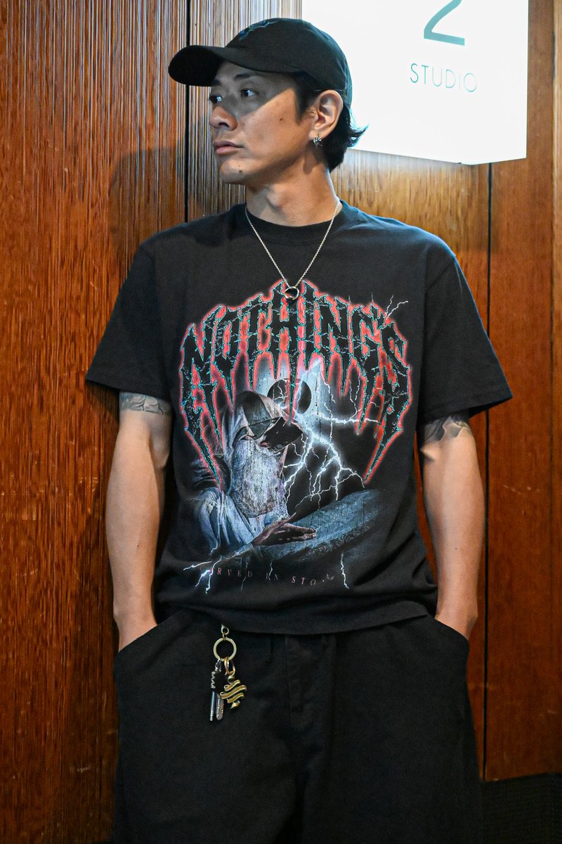 NCIS_BANDS's tweet photo. 【着用写真】

・Fast & Loud Tracks 2026 Tシャツ（MOSES）
村松：ブラック Mサイズ着用
日向：ホワイト XLサイズ着用

Designed by @ryotalaw

・Fast & Loud Tracks 2026 Tシャツ（SKULL）
大喜多：Lサイズ着用

Designed by DLOP

▼新グッズ詳細はこちら
https://t.co/upuBZt9wV9

#ナッシングス
