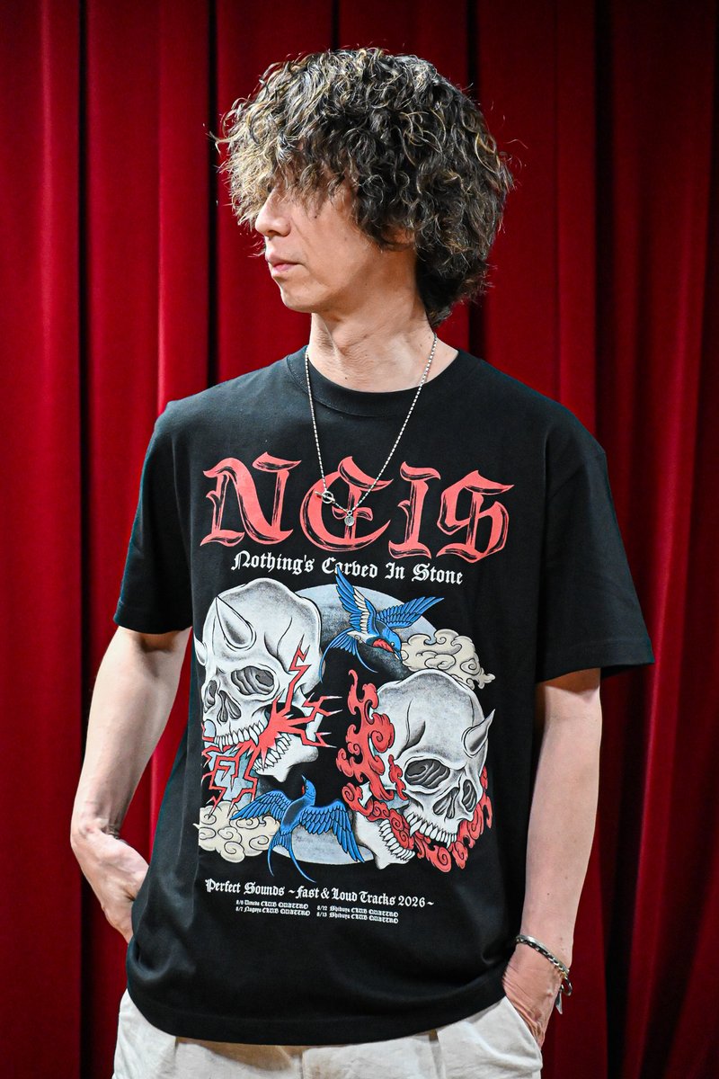 NCIS_BANDS's tweet photo. 【着用写真】

・Fast & Loud Tracks 2026 Tシャツ（MOSES）
村松：ブラック Mサイズ着用
日向：ホワイト XLサイズ着用

Designed by @ryotalaw

・Fast & Loud Tracks 2026 Tシャツ（SKULL）
大喜多：Lサイズ着用

Designed by DLOP

▼新グッズ詳細はこちら
https://t.co/upuBZt9wV9

#ナッシングス