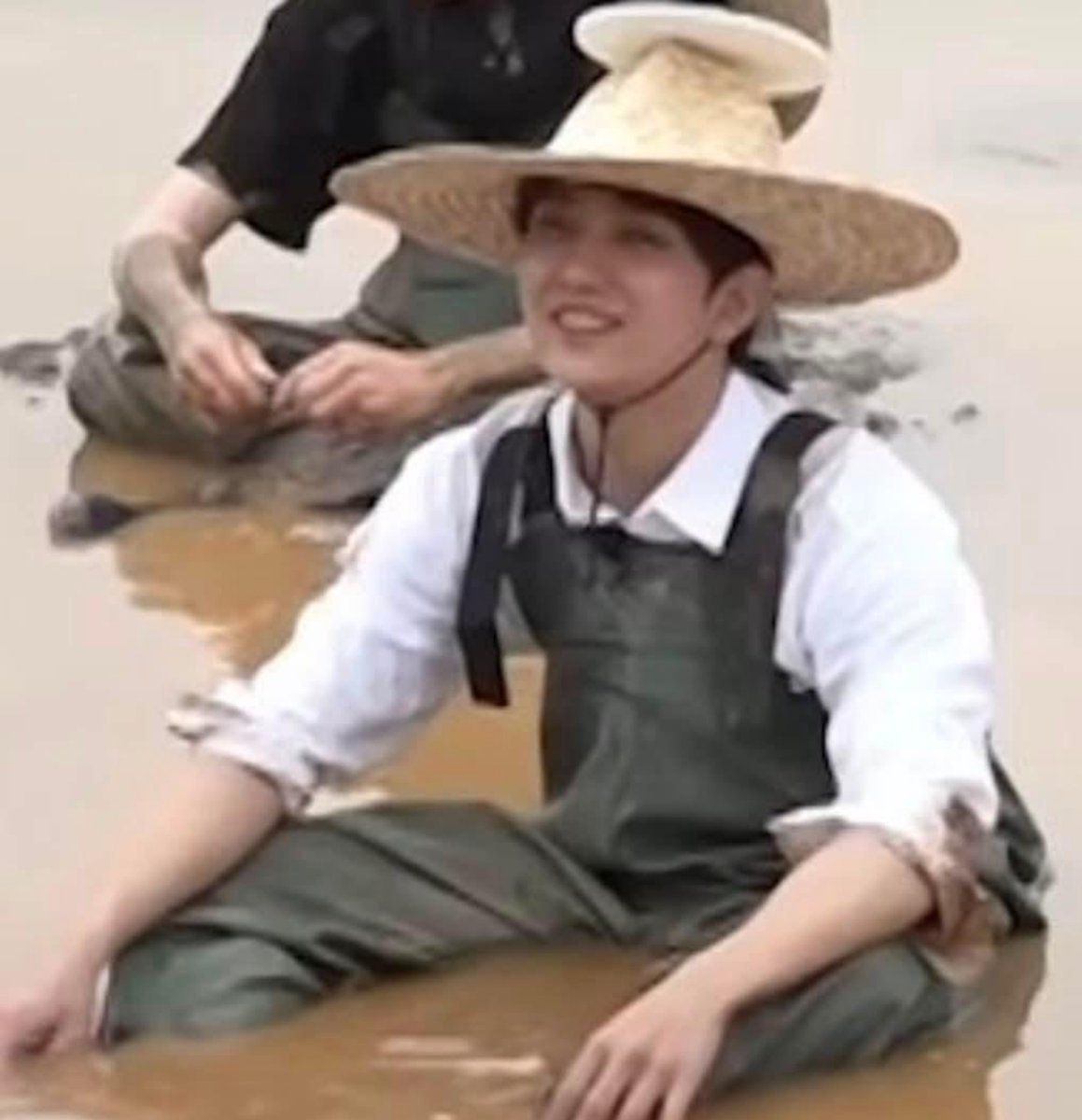 joshoshi3015's tweet photo. He makes sitting look cute somehow
#JOSHUA #조슈아 https://t.co/XwtnabQkwM