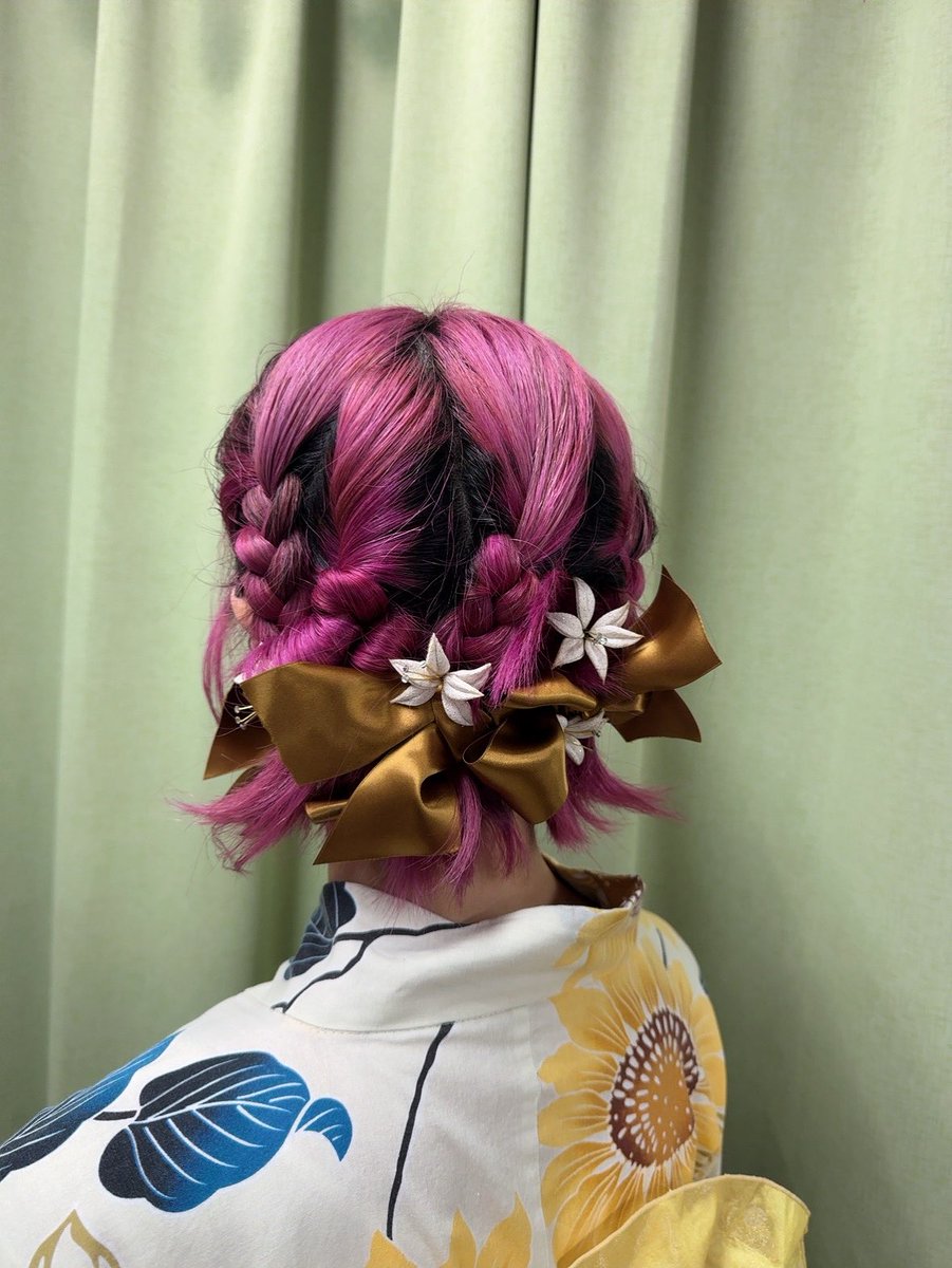 LiSA_OLiVE's tweet photo. 夏だ！バナナだ！ミニオンだーーー！🍌👘🏮
吹き替えキャストのみなさんと、#ミニおんど を踊らせていただきましたっ👘💃
パンっとやって、ブッと出りゃミニオンズ╭Ꙭ╮🏮

この夏たくさんのお祭りで踊ってもらえるといいなぁーー！
わたしも踊りたいなーーー！🍌♡

ミニオンズ最新作、#ミニオンズアンドモンスター ついに今週8/7劇場公開ですーー！
この夏はちゃめちゃなミニオン達をお見逃しなくーー♡

特別支配人を務めるミニオンズシアターで是非お楽しみくださいっ♡

@minion_fanclub 
超豪華！吹替キャスト陣総出演！ 
ハチャメチャに楽しい🎶
「#ミニおんど」特別映像初公開🎥
⠀
ミニオンと日本の夏の風物詩、盆踊りがコラボ✨
吹替キャスト陣が浴衣姿で大集結👘
⠀
今年の夏はみんなで踊り尽くそう🕺🏮
https://t.co/UoEJS5W42z
⠀
#ミニオンズアンドモンスターズ
𝟴.𝟳 (𝙁𝙧𝙞) 𝙍𝙤𝙖𝙙𝙨𝙝𝙤𝙬🎬