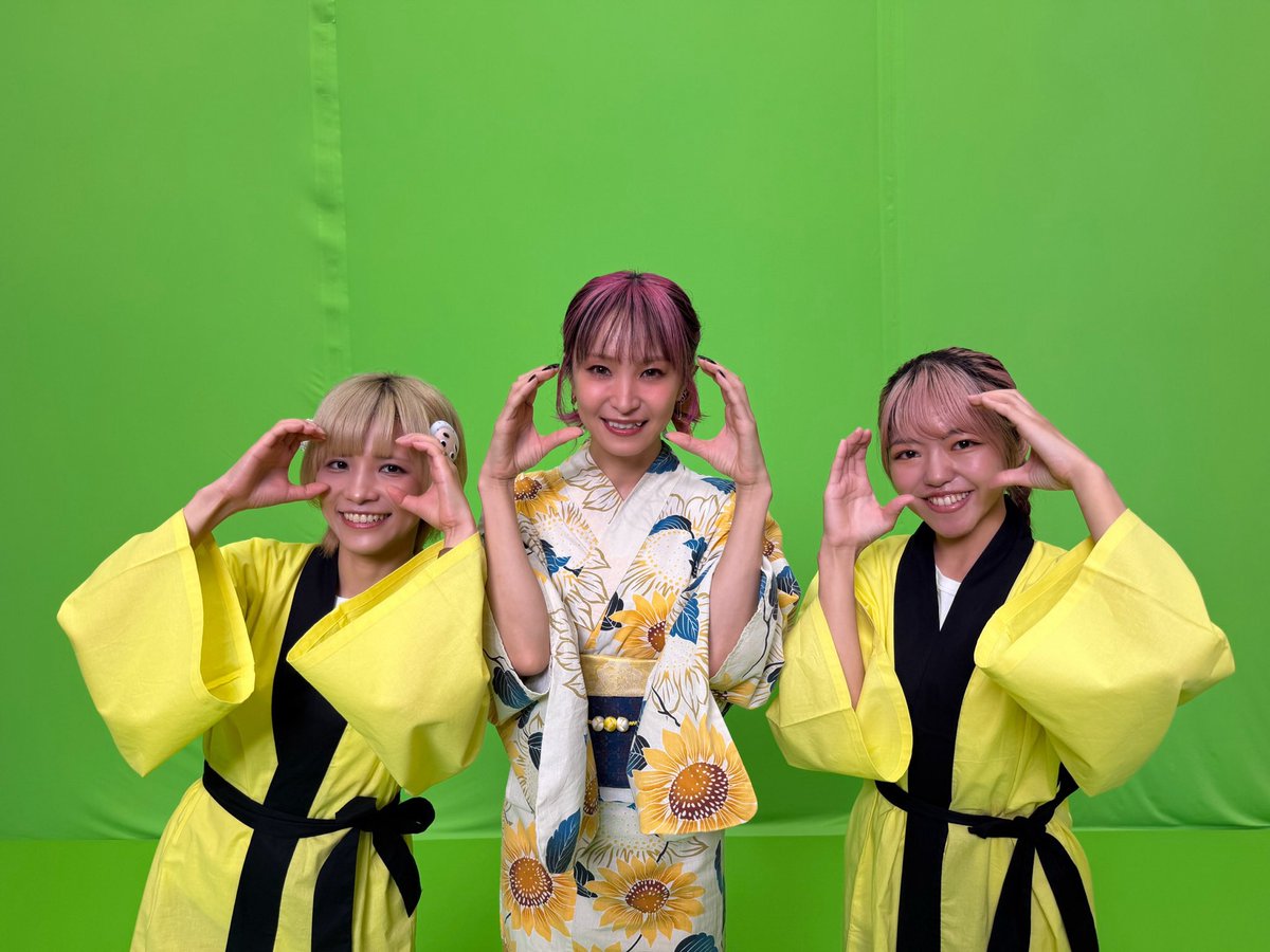 LiSA_OLiVE's tweet photo. 夏だ！バナナだ！ミニオンだーーー！🍌👘🏮
吹き替えキャストのみなさんと、#ミニおんど を踊らせていただきましたっ👘💃
パンっとやって、ブッと出りゃミニオンズ╭Ꙭ╮🏮

この夏たくさんのお祭りで踊ってもらえるといいなぁーー！
わたしも踊りたいなーーー！🍌♡

ミニオンズ最新作、#ミニオンズアンドモンスター ついに今週8/7劇場公開ですーー！
この夏はちゃめちゃなミニオン達をお見逃しなくーー♡

特別支配人を務めるミニオンズシアターで是非お楽しみくださいっ♡

@minion_fanclub 
超豪華！吹替キャスト陣総出演！ 
ハチャメチャに楽しい🎶
「#ミニおんど」特別映像初公開🎥
⠀
ミニオンと日本の夏の風物詩、盆踊りがコラボ✨
吹替キャスト陣が浴衣姿で大集結👘
⠀
今年の夏はみんなで踊り尽くそう🕺🏮
https://t.co/UoEJS5W42z
⠀
#ミニオンズアンドモンスターズ
𝟴.𝟳 (𝙁𝙧𝙞) 𝙍𝙤𝙖𝙙𝙨𝙝𝙤𝙬🎬