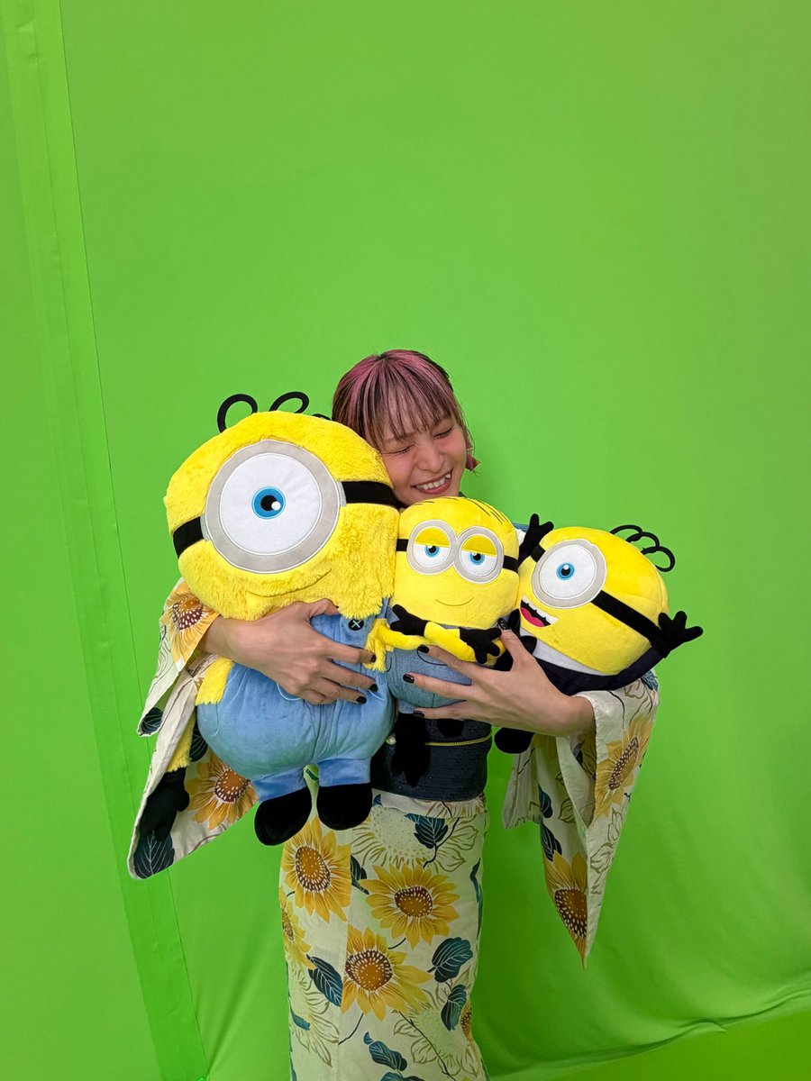 LiSA_OLiVE's tweet photo. 夏だ！バナナだ！ミニオンだーーー！🍌👘🏮
吹き替えキャストのみなさんと、#ミニおんど を踊らせていただきましたっ👘💃
パンっとやって、ブッと出りゃミニオンズ╭Ꙭ╮🏮

この夏たくさんのお祭りで踊ってもらえるといいなぁーー！
わたしも踊りたいなーーー！🍌♡

ミニオンズ最新作、#ミニオンズアンドモンスター ついに今週8/7劇場公開ですーー！
この夏はちゃめちゃなミニオン達をお見逃しなくーー♡

特別支配人を務めるミニオンズシアターで是非お楽しみくださいっ♡

@minion_fanclub 
超豪華！吹替キャスト陣総出演！ 
ハチャメチャに楽しい🎶
「#ミニおんど」特別映像初公開🎥
⠀
ミニオンと日本の夏の風物詩、盆踊りがコラボ✨
吹替キャスト陣が浴衣姿で大集結👘
⠀
今年の夏はみんなで踊り尽くそう🕺🏮
https://t.co/UoEJS5W42z
⠀
#ミニオンズアンドモンスターズ
𝟴.𝟳 (𝙁𝙧𝙞) 𝙍𝙤𝙖𝙙𝙨𝙝𝙤𝙬🎬