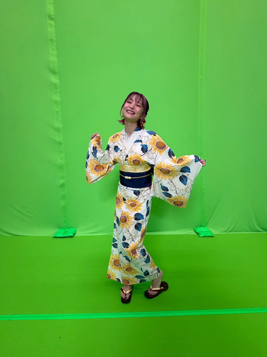 LiSA_OLiVE's tweet photo. 夏だ！バナナだ！ミニオンだーーー！🍌👘🏮
吹き替えキャストのみなさんと、#ミニおんど を踊らせていただきましたっ👘💃
パンっとやって、ブッと出りゃミニオンズ╭Ꙭ╮🏮

この夏たくさんのお祭りで踊ってもらえるといいなぁーー！
わたしも踊りたいなーーー！🍌♡

ミニオンズ最新作、#ミニオンズアンドモンスター ついに今週8/7劇場公開ですーー！
この夏はちゃめちゃなミニオン達をお見逃しなくーー♡

特別支配人を務めるミニオンズシアターで是非お楽しみくださいっ♡

@minion_fanclub 
超豪華！吹替キャスト陣総出演！ 
ハチャメチャに楽しい🎶
「#ミニおんど」特別映像初公開🎥
⠀
ミニオンと日本の夏の風物詩、盆踊りがコラボ✨
吹替キャスト陣が浴衣姿で大集結👘
⠀
今年の夏はみんなで踊り尽くそう🕺🏮
https://t.co/UoEJS5W42z
⠀
#ミニオンズアンドモンスターズ
𝟴.𝟳 (𝙁𝙧𝙞) 𝙍𝙤𝙖𝙙𝙨𝙝𝙤𝙬🎬