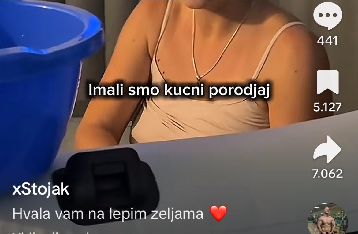 karfioliravioli's tweet photo. Ja razumem da ljudi imaju sve manje poverenja u državna porodilišta i potpuno mi je jasno odakle to dolazi.

Ali poslednjih dana sve češće viđam žene na Instagramu i TikToku koje promovišu porođaj kod kuće kao potpuno bezbedan i bez rizika.

Da se razumemo u Srbiji ne postoji organizovan sistem planiranih kućnih porođaja kao u nekim državama. U zemljama poput Holandije kućni porođaji funkcionišu u okviru zdravstvenog sistema: babica je deo tog sistema, postoji procena da li je trudnoća niskorizična i unapred je organizovan hitan transport u bolnicu ako dođe do komplikacija.