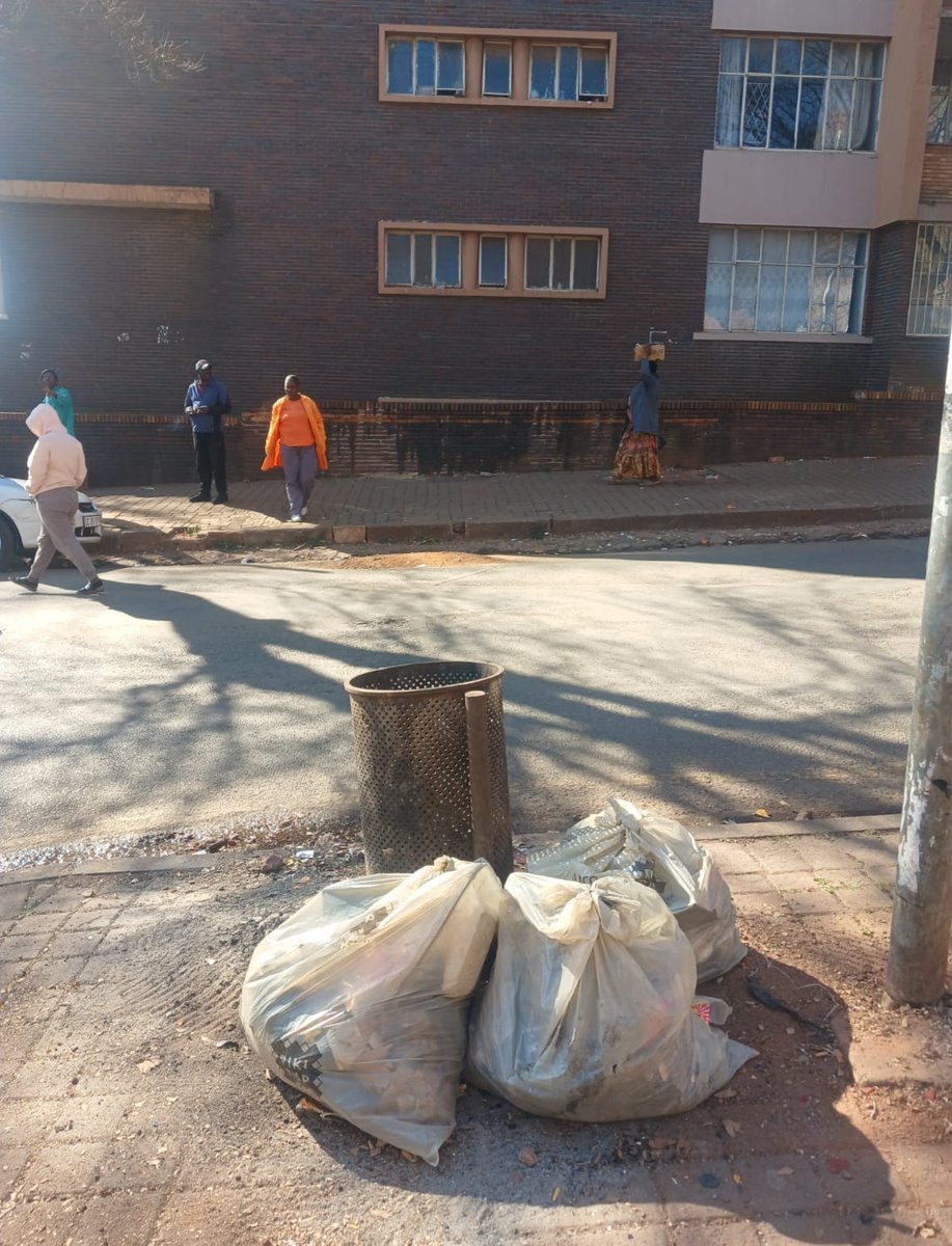 CityofJoburgZA's tweet photo. Transformation in motion across Region F🧹

➡️Check out the before &amp; after of our clean-up operations as municipal teams clear litter and sweep the streets to keep our inner city clean, safe, and vibrant.

#KleenaJoburg #TheJoburgWeAllWant ^TM https://t.co/HM9pbTXxOC