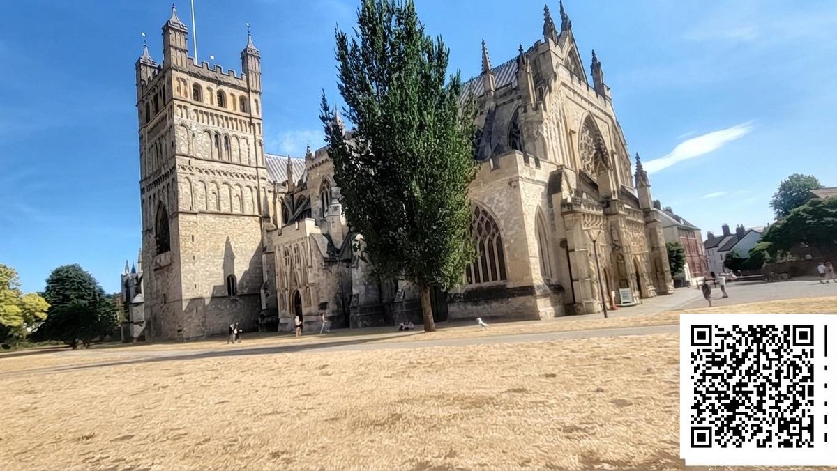 deggsy57's tweet photo. SCORCHED  Exeter’s iconic Cathedral Green has turned completely yellow under the baking heatwave.☀️🍂With the historic lawns parched down to a dry crisp, a spokesperson for the cathedral admitted they are quite literally "praying for rain."🌧️#Exeter #DevonWeather https://t.co/H4Qu4DizSd
