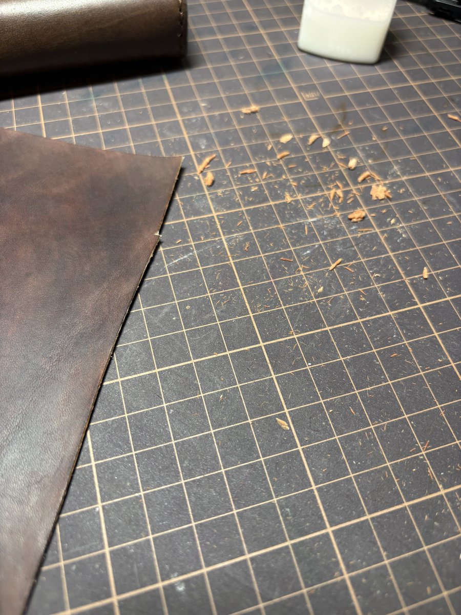 IKLeather's tweet photo. 失敗だ〜🫠
おそらく造膜が始まってるのにいつまでも成分が揮発、硬化しないから行き場がなくなって崩壊するんだろうな
これに関して今のところ有効な解決策が自分の知識では何も出てこないので、スムース仕上げのコーティング剤は今まで通りできてるものを使います https://t.co/b4DSc7mSRW