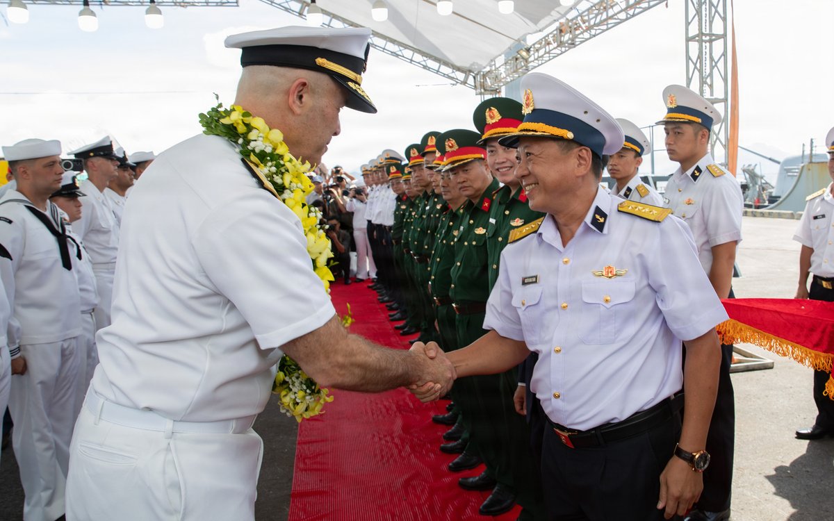 Great friends, trusted partners 🇻🇳🤝🇺🇸

The crew of USS George Washington bid a fond farewell to the people of Vietnam as the departed Da Nang, Aug. 5. Strong people-to-people ties among like-minded nations make the whole region safer and stronger. 

#InternationalByDesign https://t.co/ZokUhpJczB
