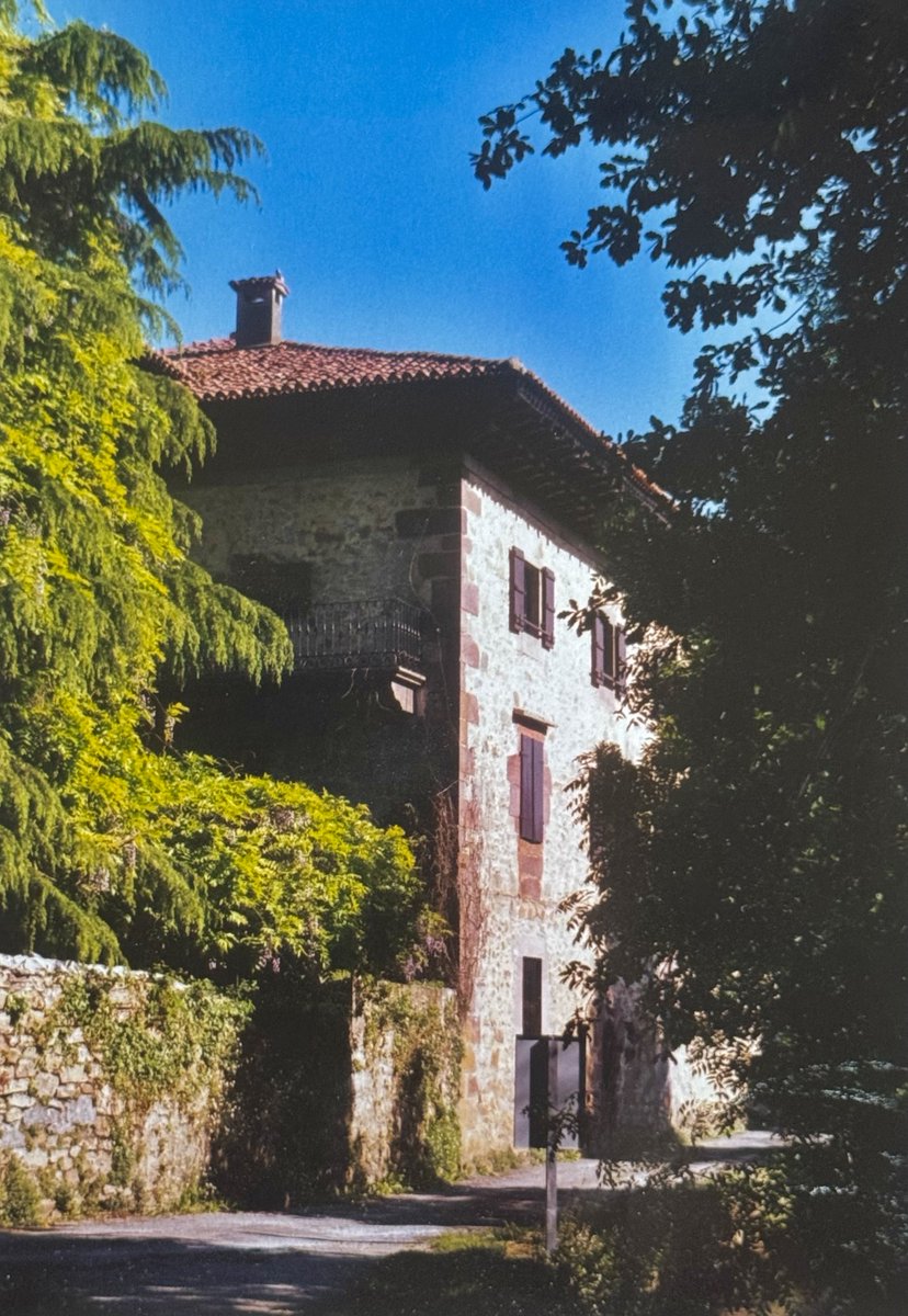piocarobaroja's tweet photo. Itzea; en Vera de Bidasoa. Casa de la familia Baroja. La foto es analógica y me gusta esa saturación de colores. La saqué hace unos 30 años. #baroja #itzea #navarra #piobaroja https://t.co/kv6vn2HPcc