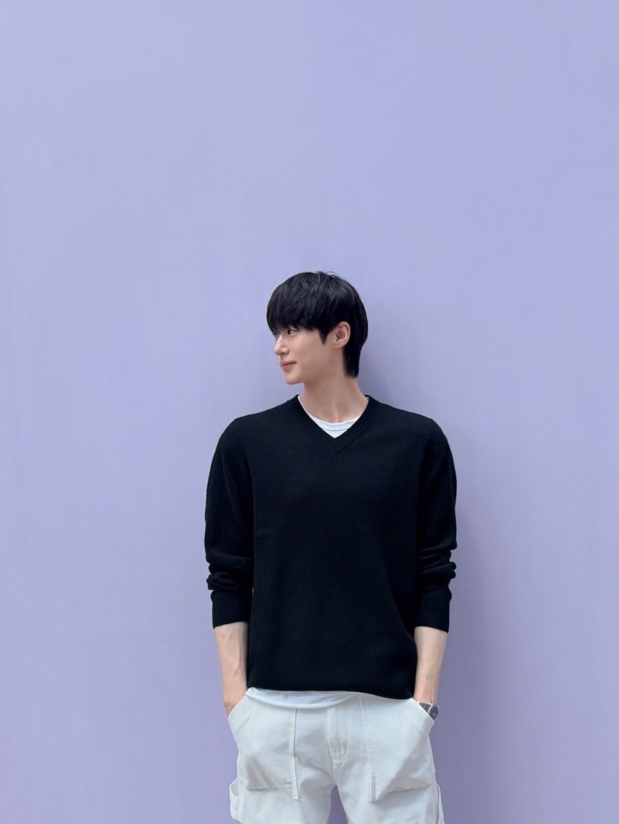 inmyheyday_'s tweet photo. 갓 찍은 따끈따끈한 사진 주는 것도 너무 좋은데 브랜드 없이 찍은 두 컷도 준거봐 내 우석님이 너무 효자인 사건이다 https://t.co/xB6OcRW8p0
