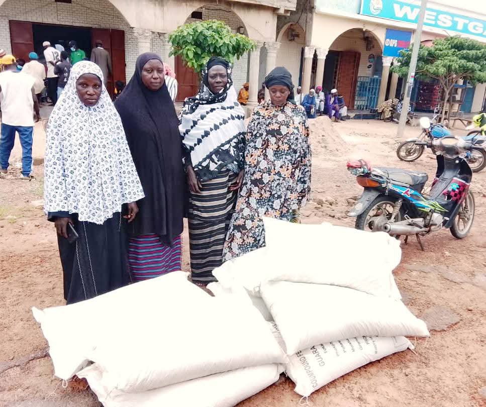 P2P2rs's tweet photo. P2-P2RS has commenced the distribution of fertilizer (NPK 15:15:15) to beneficiary farmers across all project intervention regions. This support aims to improve agricultural productivity, increase farmers' yields, and enhance household incomes. 
@AfDB_Group
#2026rainy #season https://t.co/TqqB4SCrgQ