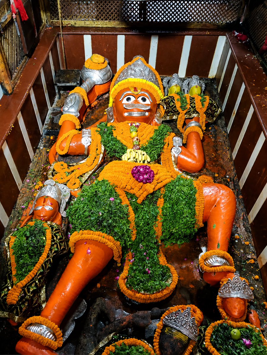 HinduTempleLiv's tweet photo. आज का भव्य श्रृंगार आरती दर्शन दिनाँक 05/08/2026 दिन #बुधवार को श्री बड़े हनुमान जी महाराज के सायंकालीन श्रृंगार आरती दर्शन 
Shri Bade Hanuman Ji Mandir 🛕 

#जयश्रीराम 🙏🏻 #ankitpujariji #officialankit2 #badehanumanji #hindutemplelive https://t.co/B3MxDjgRqj