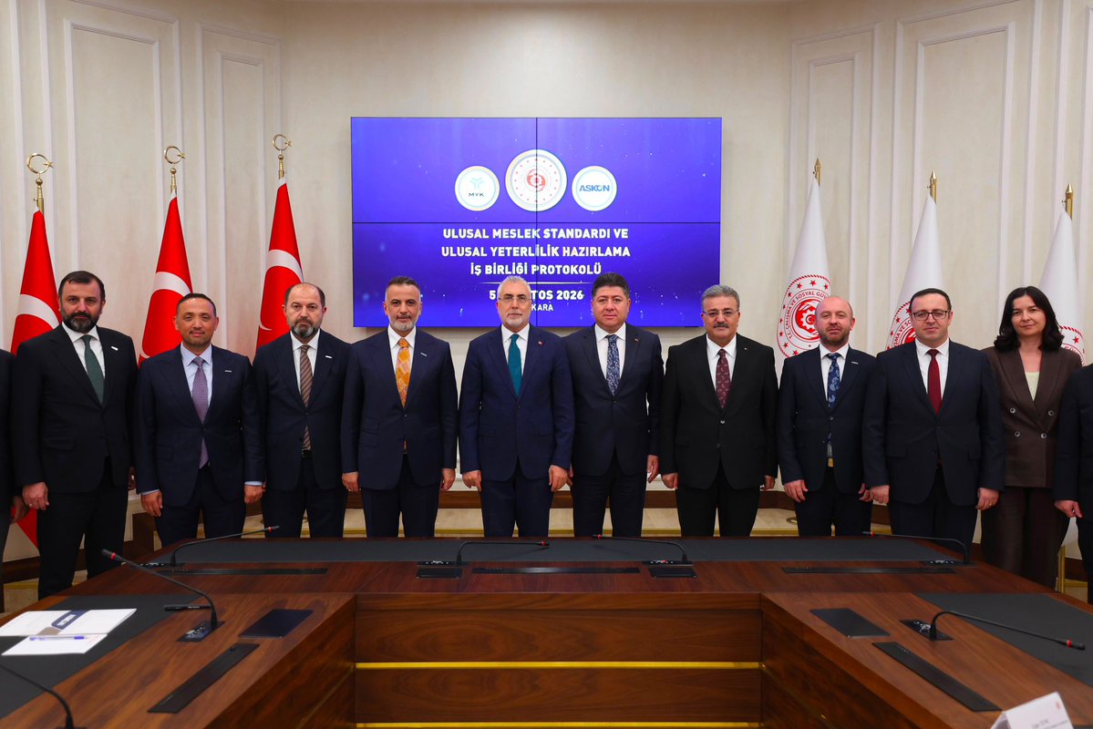 orhanaydin's tweet photo. Çalışma ve Sosyal Hizmetler Bakanımız Sayın Prof. Dr. @isikhanvedat ’ın teşrifleriyle, Mesleki Yeterlilik Kurumu @myksosyalmedya ile @ASKON olarak ‘Ulusal Meslek Standardı ve Ulusal Yeterlilik Hazırlama İş Birliği Protokolü’nü bakanlıkta  imzaladık.

Ülkemizin nitelikli işgücü hedefine katkı sunmak için MYK ile omuz omuza çalışmaya devam ediyoruz. Bugün attığımız bu imza ile tekstil sektöründe yeşil ve dijital dönüşümün ihtiyaç duyduğu 6 öncelikli meslek alanında standartları birlikte hazırlayacağız:

-Tekstil İzlenebilirlik Uzmanı
-Sürdürülebilir Tasarım Uzmanı
-Dijital Tekstil Ürün Geliştirme Uzmanı
-Tekstil Geri Dönüşüm Operatörü
-Akıllı Tekstil Üretim Sistemleri Uzmanı
-Kumaş/Malzeme Teknoloğu

Bu alanlarda işgücü piyasamızın yeni yetkinlikler kazanmasına, sanayi üretimimizin rekabet gücüne ve istihdam kapasitemize önemli bir destek sağlayacağız. 

Protokolün hayırlı olmasını diliyor, başta Sayın Bakanımız olmak üzere MYK Baskanımız Sayın Aşkın Tören ile yönetimine ve emeği geçen herkese ASKON ailesi adına şükranlarımı sunuyorum.

#MYK #ASKON #TekstilDönüşümü