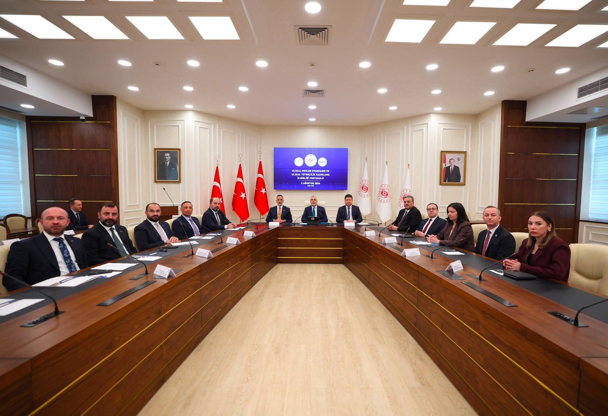 orhanaydin's tweet photo. Çalışma ve Sosyal Hizmetler Bakanımız Sayın Prof. Dr. @isikhanvedat ’ın teşrifleriyle, Mesleki Yeterlilik Kurumu @myksosyalmedya ile @ASKON olarak ‘Ulusal Meslek Standardı ve Ulusal Yeterlilik Hazırlama İş Birliği Protokolü’nü bakanlıkta  imzaladık.

Ülkemizin nitelikli işgücü hedefine katkı sunmak için MYK ile omuz omuza çalışmaya devam ediyoruz. Bugün attığımız bu imza ile tekstil sektöründe yeşil ve dijital dönüşümün ihtiyaç duyduğu 6 öncelikli meslek alanında standartları birlikte hazırlayacağız:

-Tekstil İzlenebilirlik Uzmanı
-Sürdürülebilir Tasarım Uzmanı
-Dijital Tekstil Ürün Geliştirme Uzmanı
-Tekstil Geri Dönüşüm Operatörü
-Akıllı Tekstil Üretim Sistemleri Uzmanı
-Kumaş/Malzeme Teknoloğu

Bu alanlarda işgücü piyasamızın yeni yetkinlikler kazanmasına, sanayi üretimimizin rekabet gücüne ve istihdam kapasitemize önemli bir destek sağlayacağız. 

Protokolün hayırlı olmasını diliyor, başta Sayın Bakanımız olmak üzere MYK Baskanımız Sayın Aşkın Tören ile yönetimine ve emeği geçen herkese ASKON ailesi adına şükranlarımı sunuyorum.

#MYK #ASKON #TekstilDönüşümü