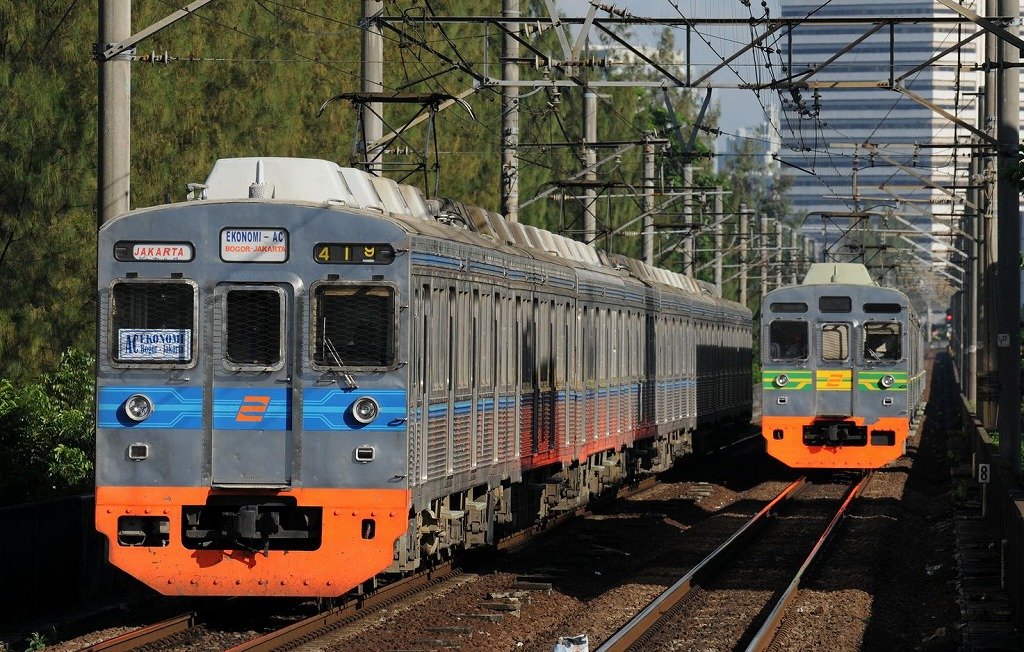 40BK32407's tweet photo. 8月5日は8500系の日らしいので。

1枚目2005年夏 長津田
長電8502F・8618F
2枚目2009年春 二子玉川
8634F・8640F・8606F
3枚目2009年秋 長検
秩父7001F他
4枚目2009年春 Cikini
KAI 8607F・8612F

この頃は東京でもジャカルタでも沢山走ってましたね～✨ https://t.co/kNCjpKNtVn