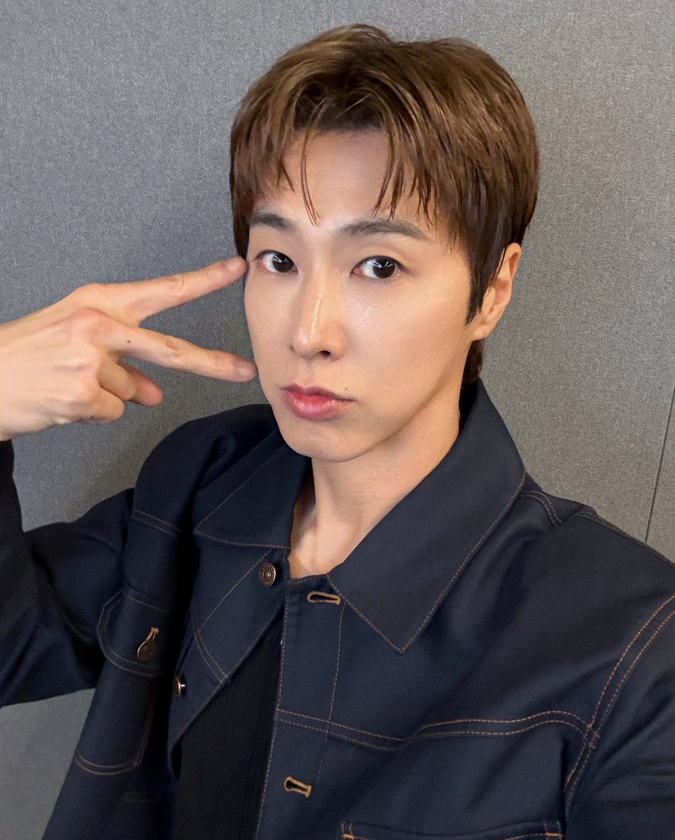 Kkorepo's tweet photo. 「#東方神起」#ユンホ、変わらないすっきりビジュアル…ポーズも可愛い（動画あり）　
🔗https://t.co/gadY1nQGFD https://t.co/3ga2yUVSBL