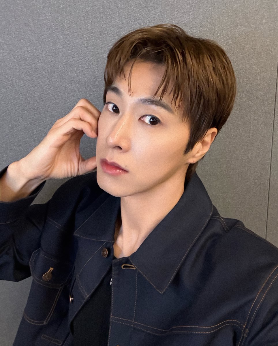 Kkorepo's tweet photo. 「#東方神起」#ユンホ、変わらないすっきりビジュアル…ポーズも可愛い（動画あり）　
🔗https://t.co/gadY1nQGFD https://t.co/3ga2yUVSBL