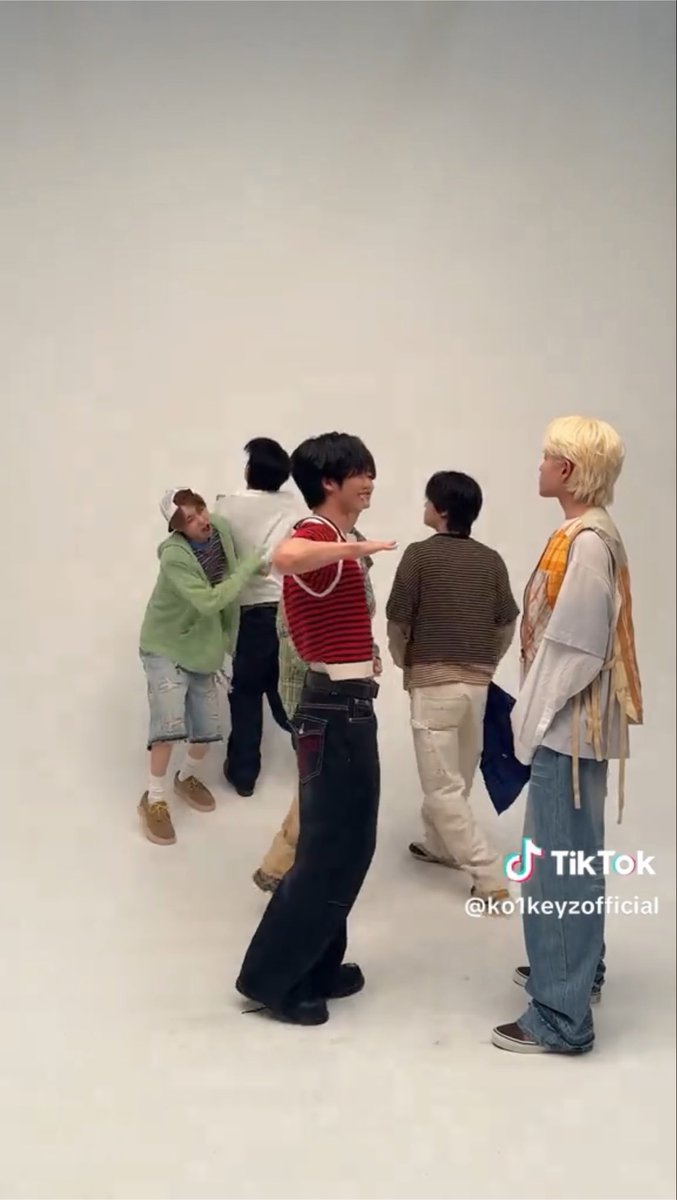 _ryj77_'s tweet photo. てかみんなわちゃわちゃやってんのに竜司マイ��ースすぎるww https://t.co/5DfnAdfbwO